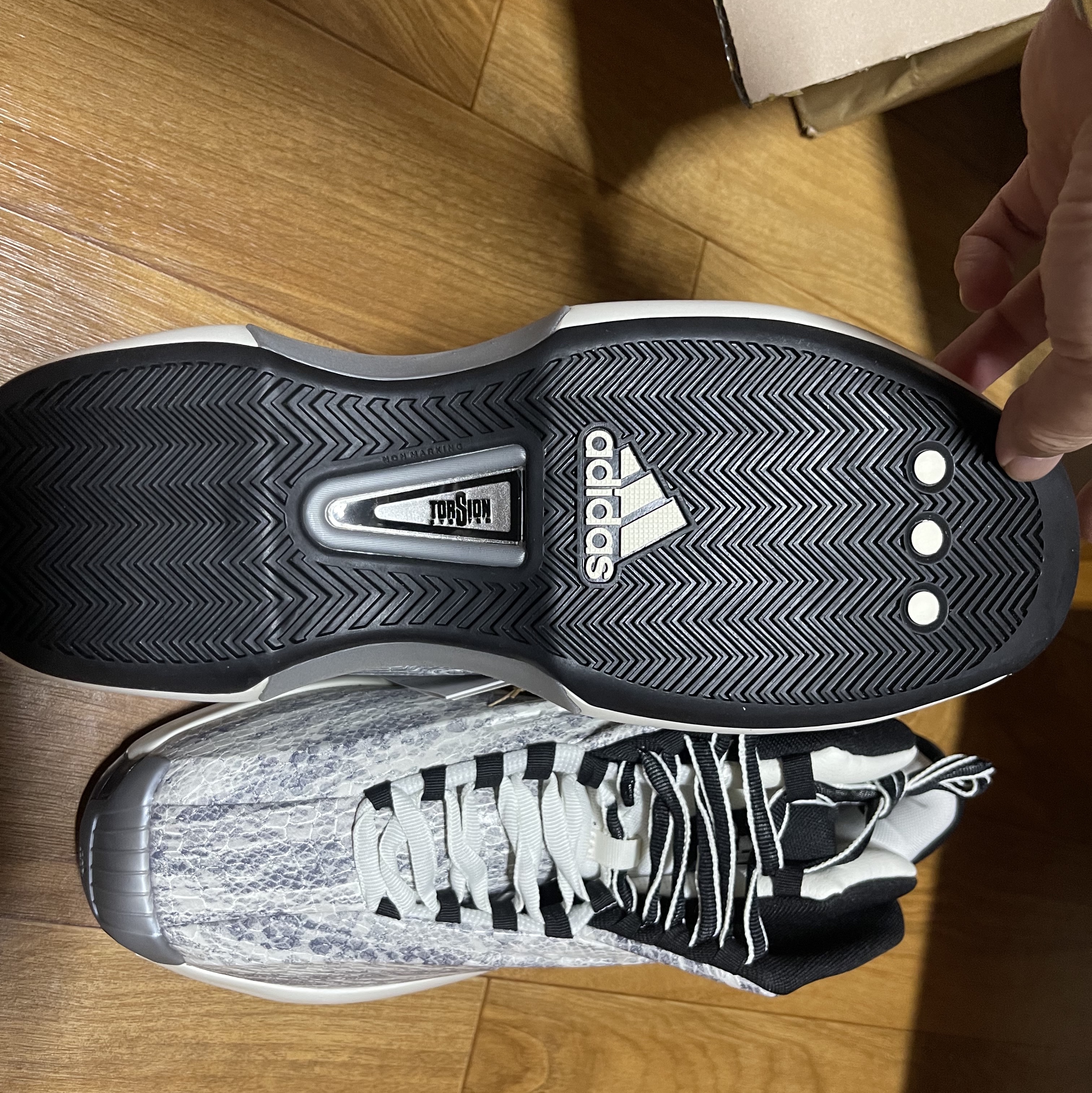 Adidas Crazy 1 Off White Core Black 착용 스타일 - 3