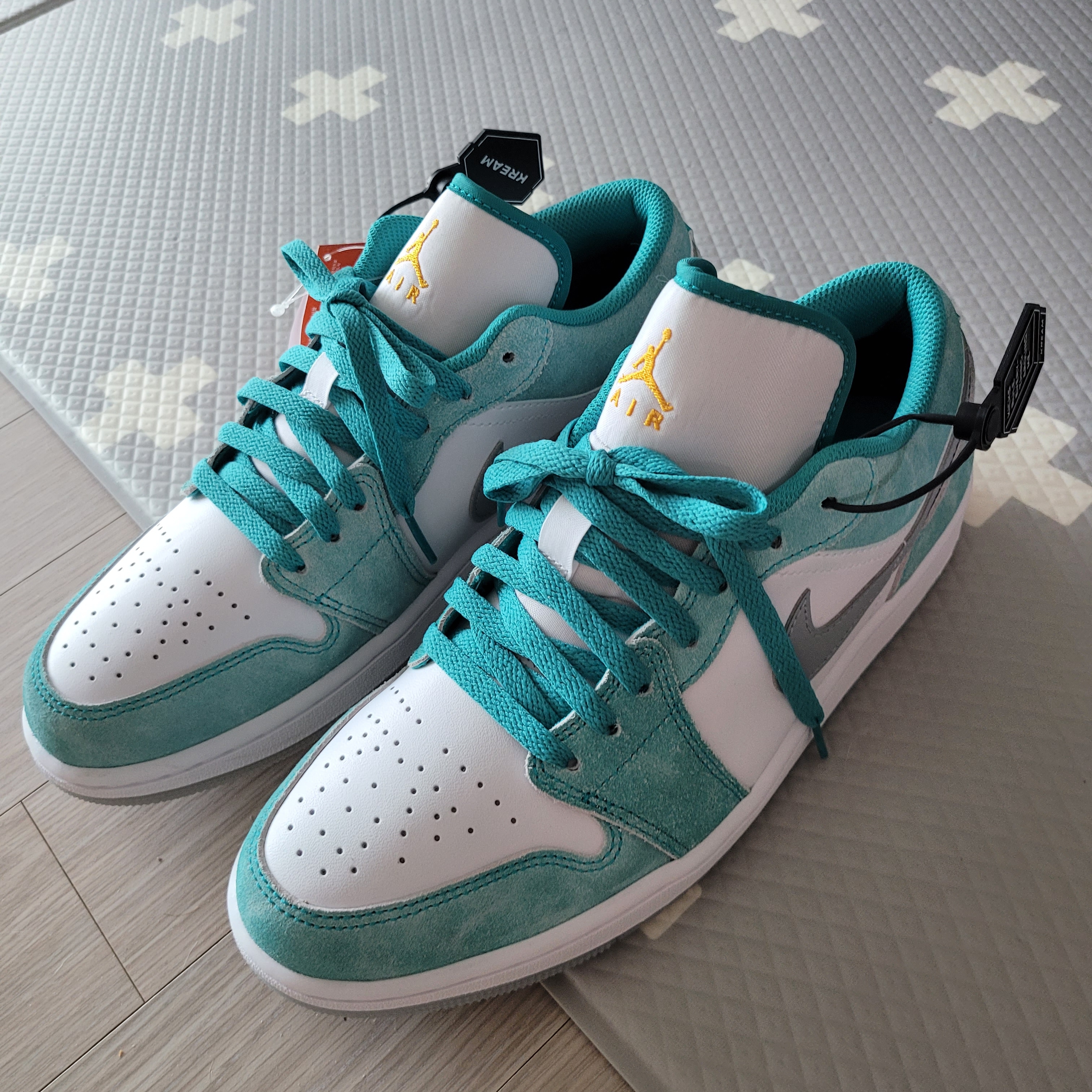 Jordan 1 Low SE New Emerald 착용 스타일