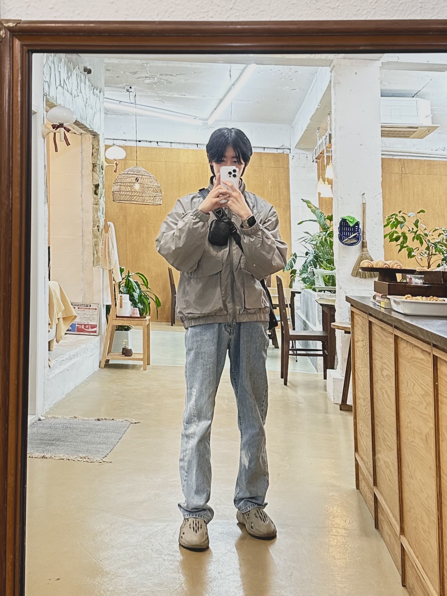 Adidas Yeezy Foam RNNR Stone Sage 착용 스타일