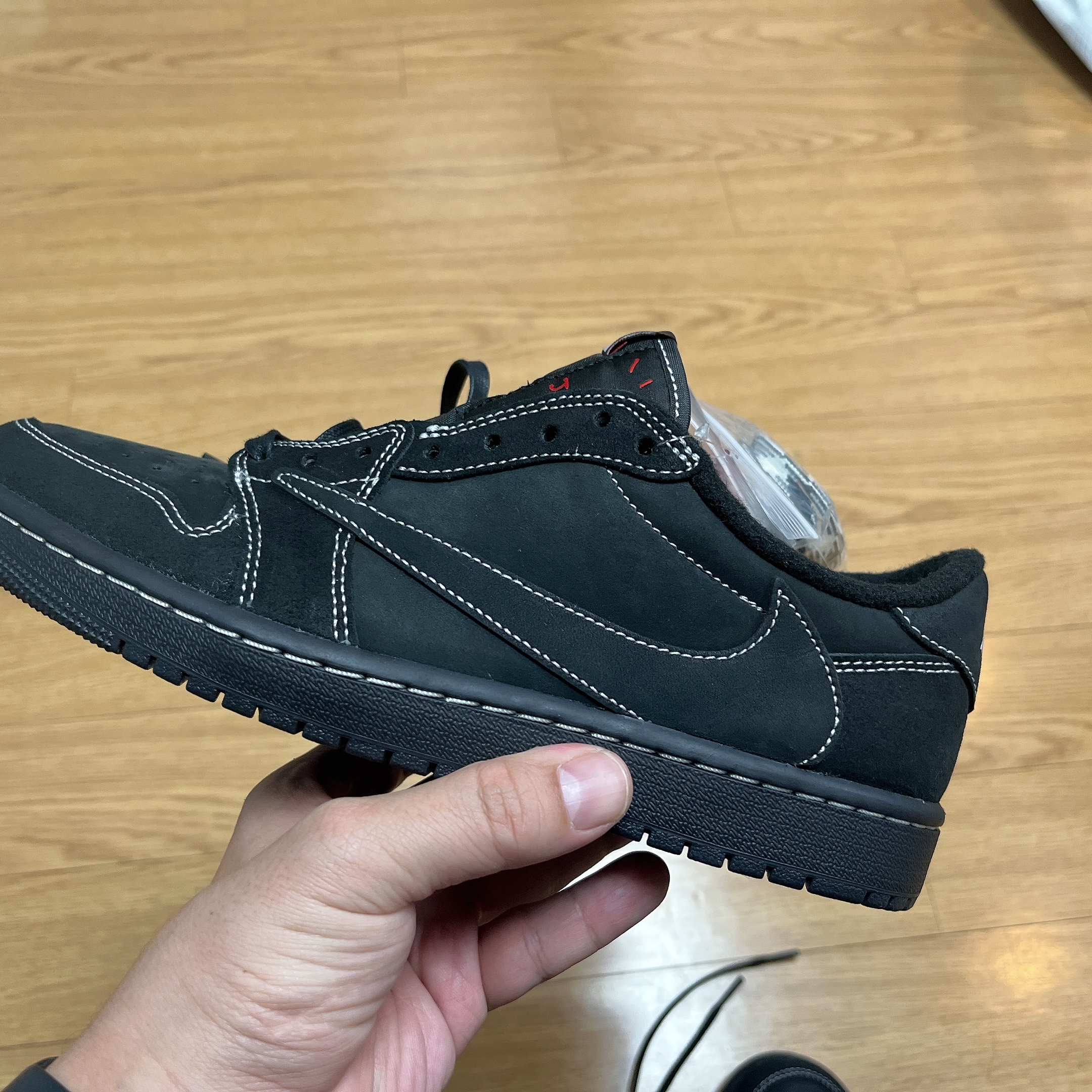 Jordan 1 x Travis Scott Retro Low OG SP Black Phantom 착용 스타일 - 2