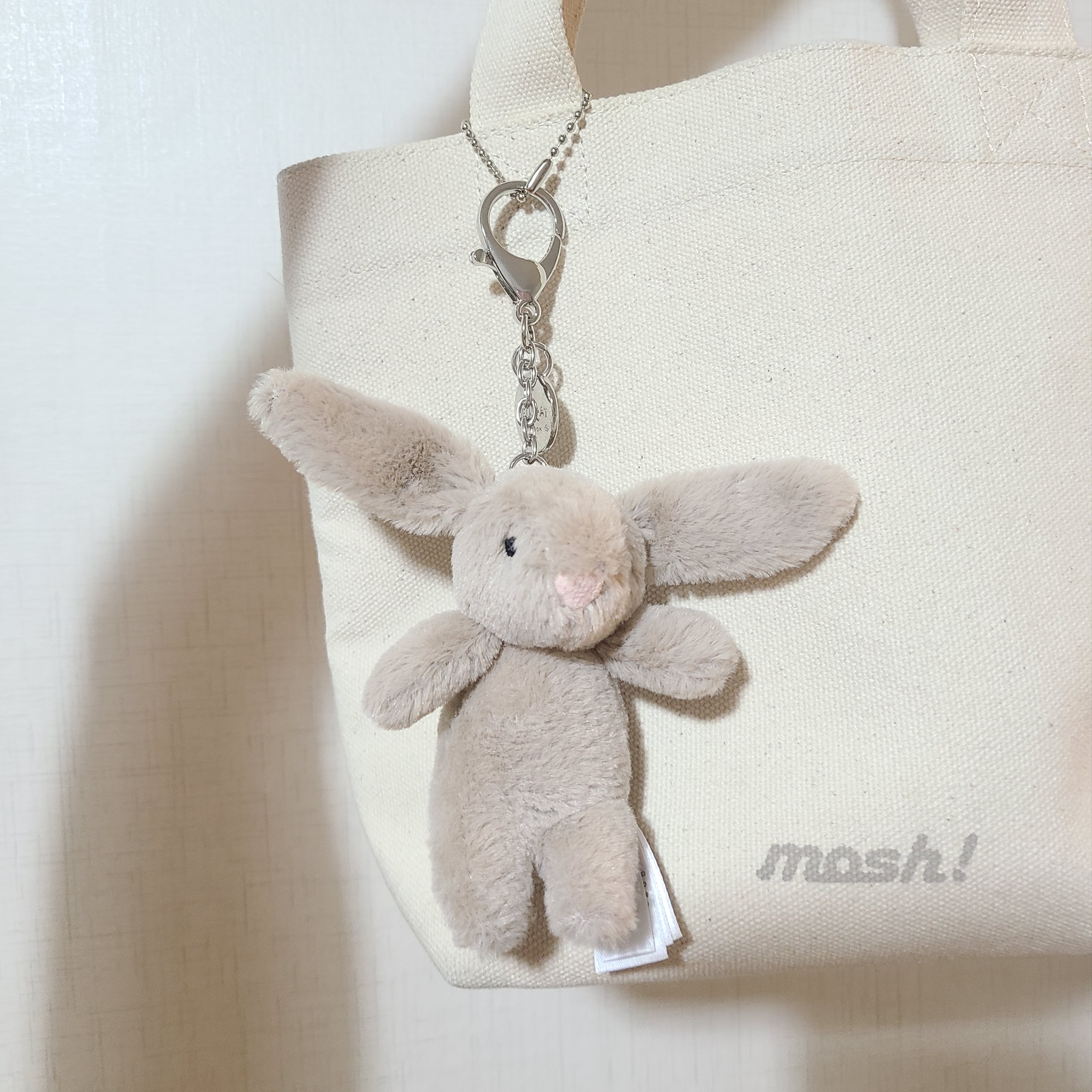 Jellycat Bashful Bunny Bag Charm Beige 착용 스타일
