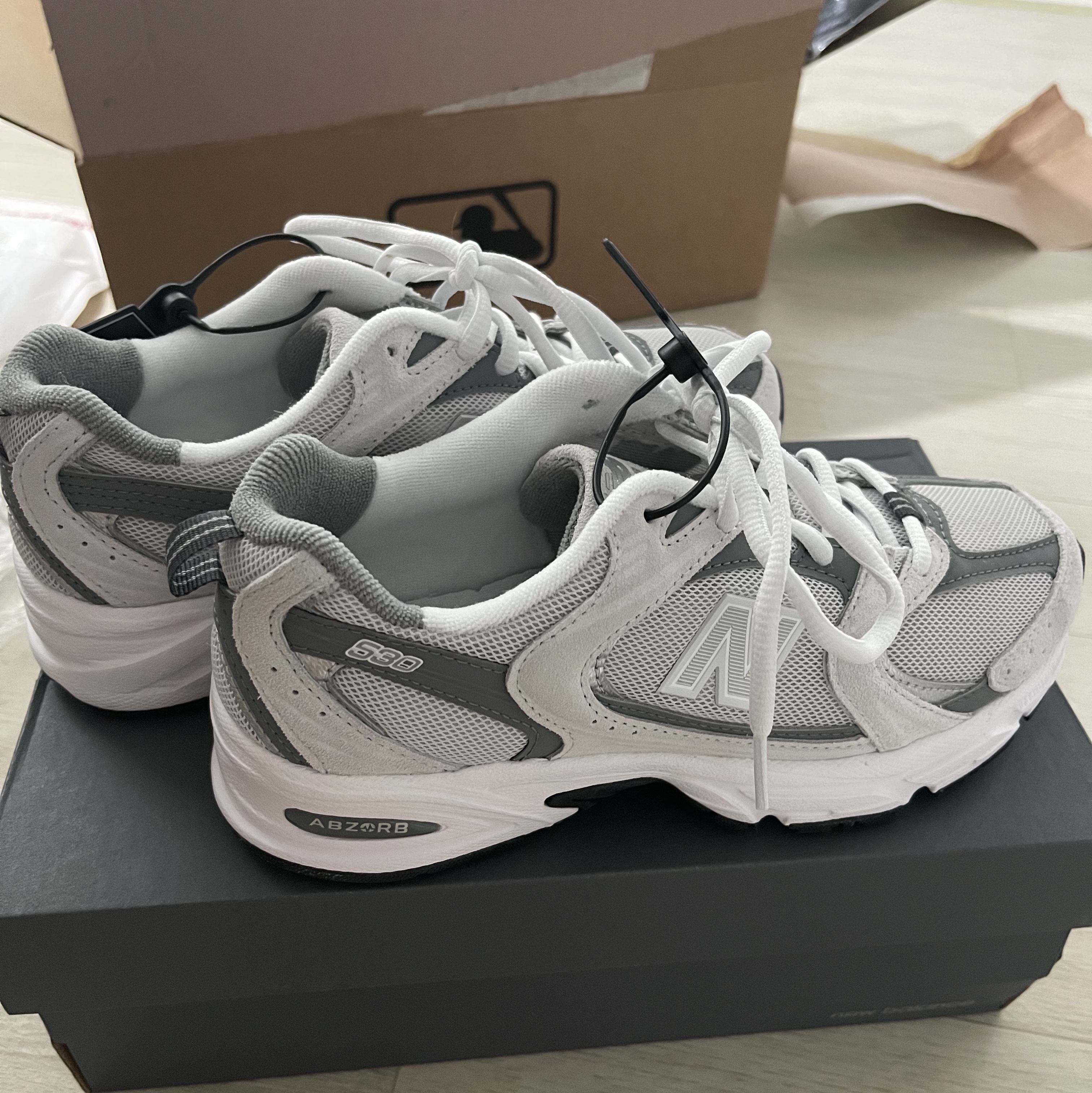 New Balance 530 Classic Grey 착용 스타일