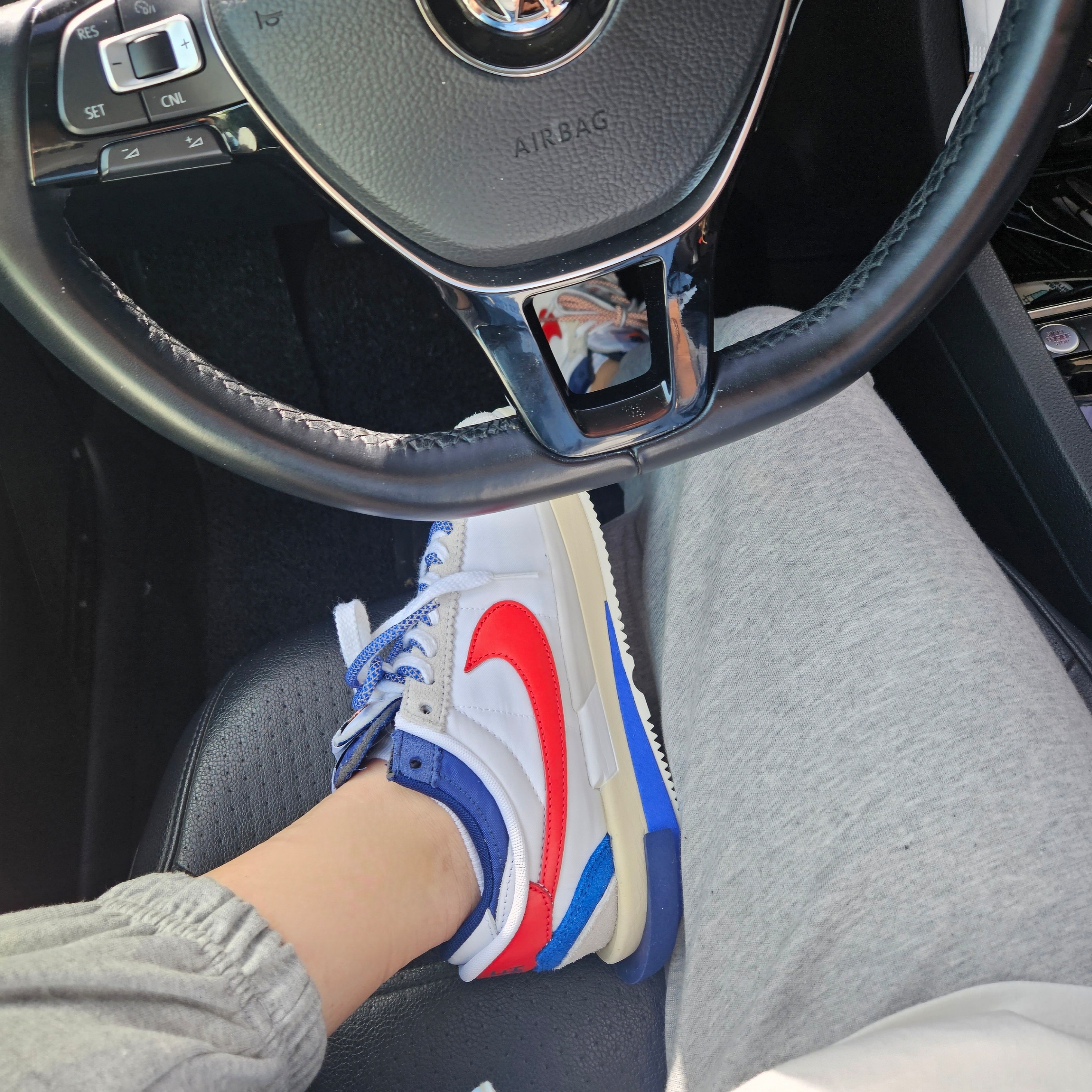 Nike x Sacai Zoom Cortez SP White and University Red, A.P.C. Recovery Shopping Bag Black 착용 스타일 - 5