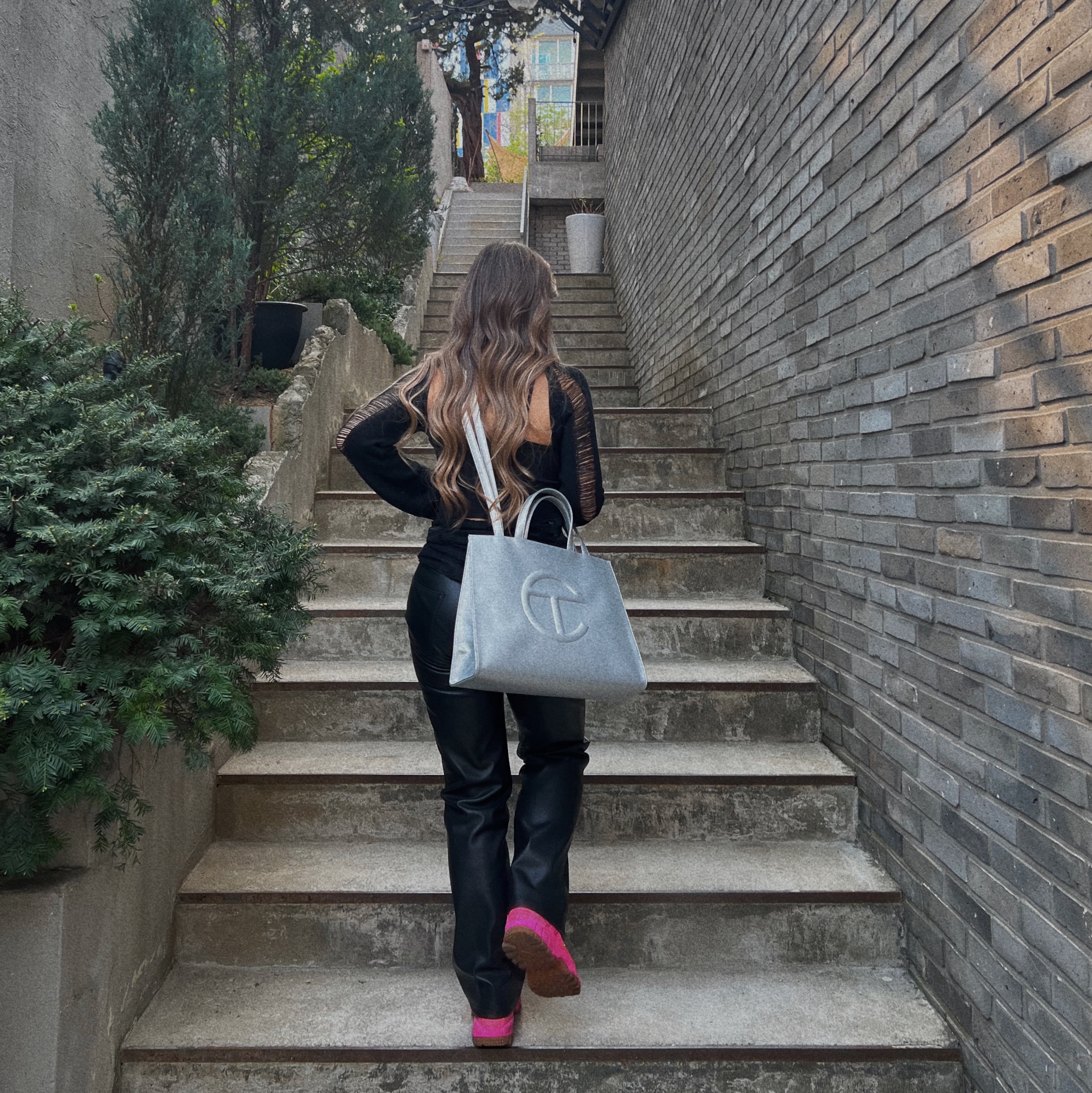 Telfar Medium Shopping Bag Silver, Nike x Jacquemus Air Humara LX Pink Flash 착용 스타일