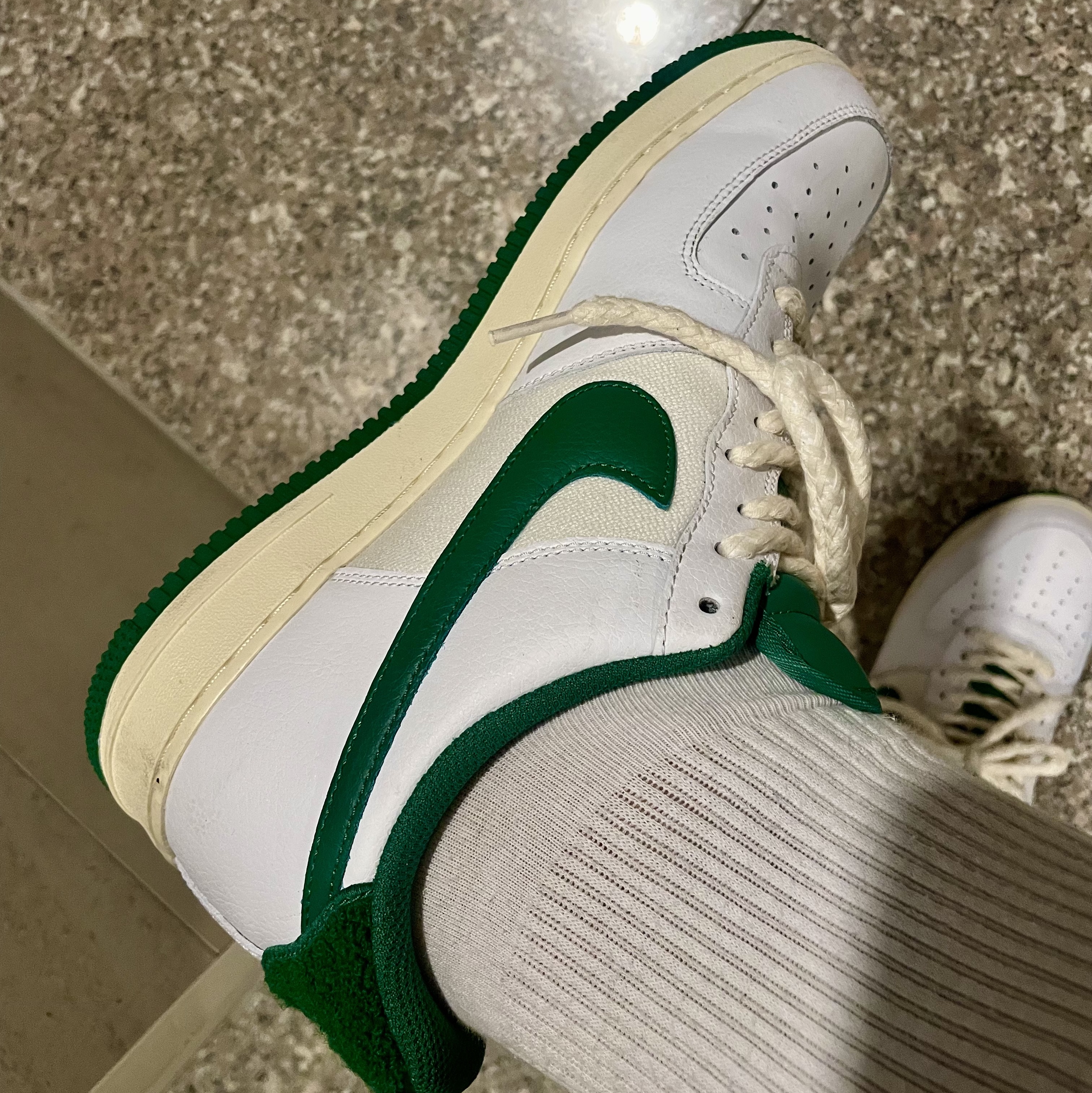 Nike Air Force 1 '07 LV8 Varsity White Pine Green 착용 스타일 - 3