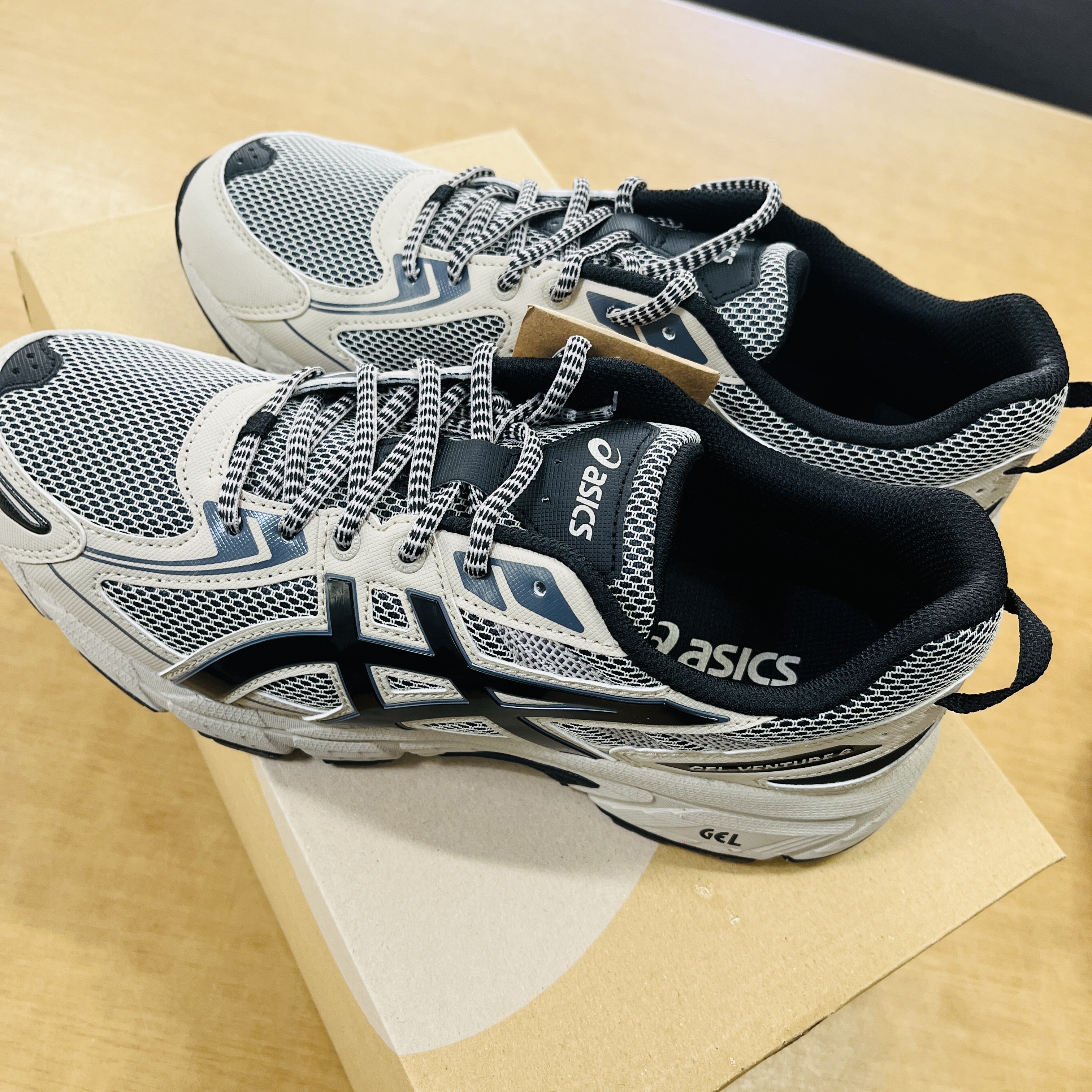 Asics Gel-Venture 6 Feather Grey Black 착용 스타일 - 2