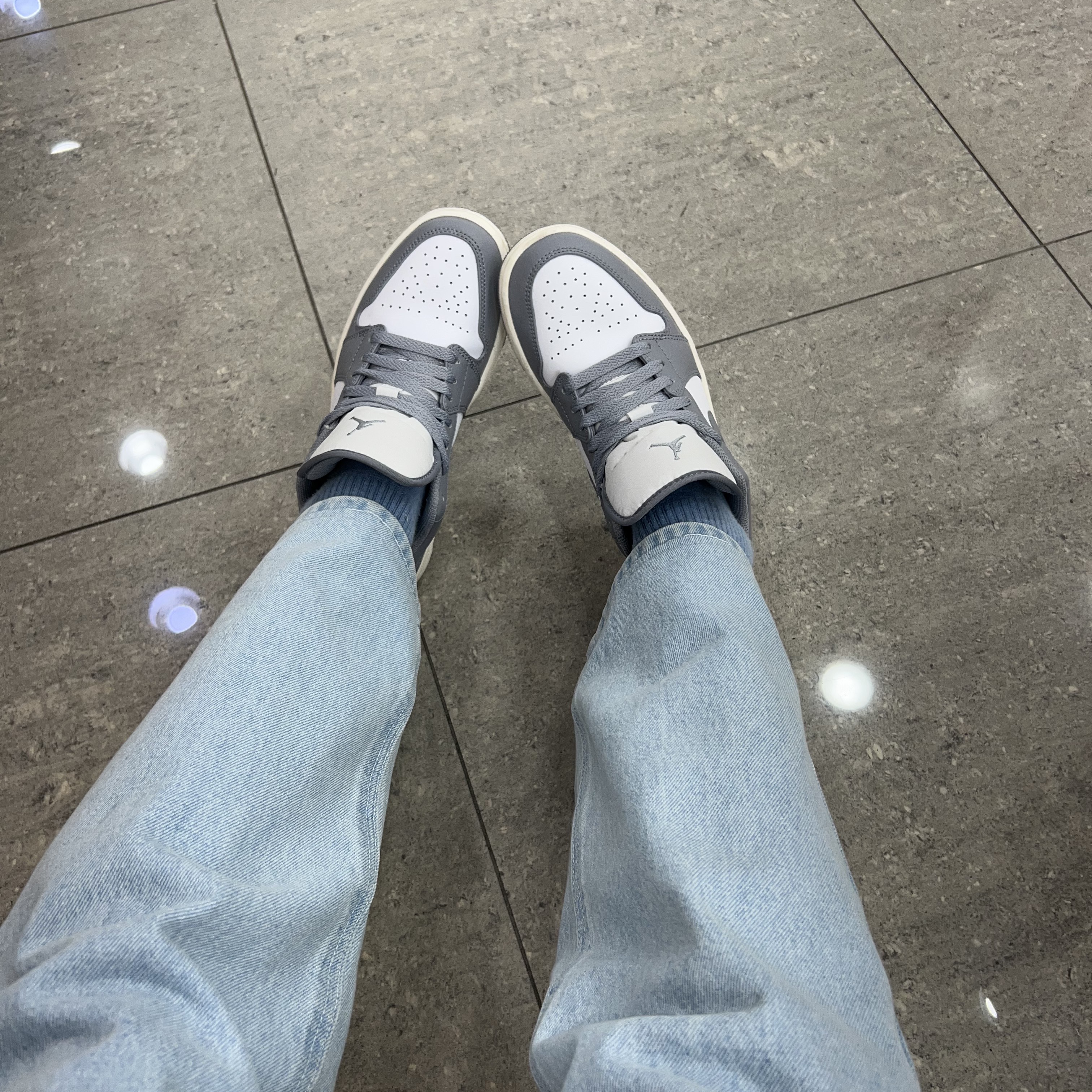 Jordan 1 Low Stealth and White 착용 스타일