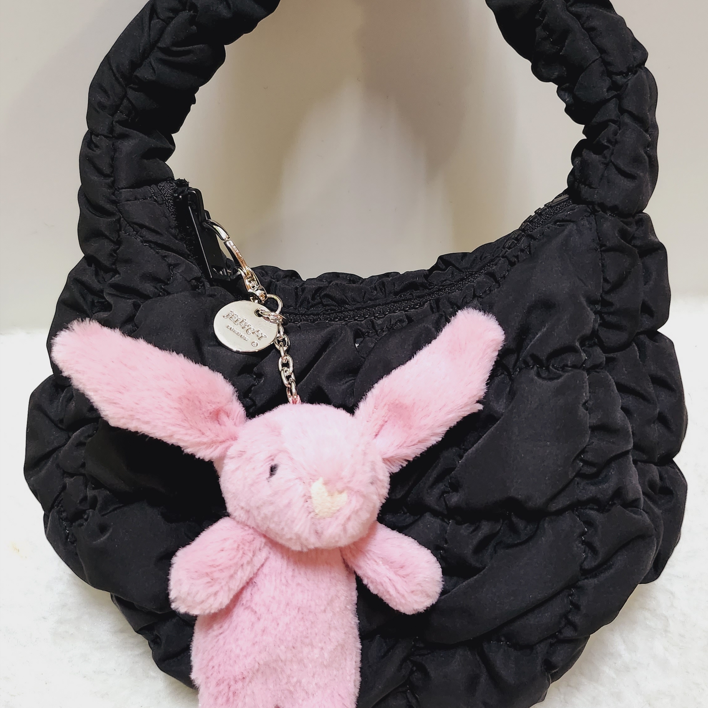 Jellycat Bashful Bunny Bag Charm Tulip, Prada Saffiano Triangle Mini Pouch Black 착용 스타일 - 2