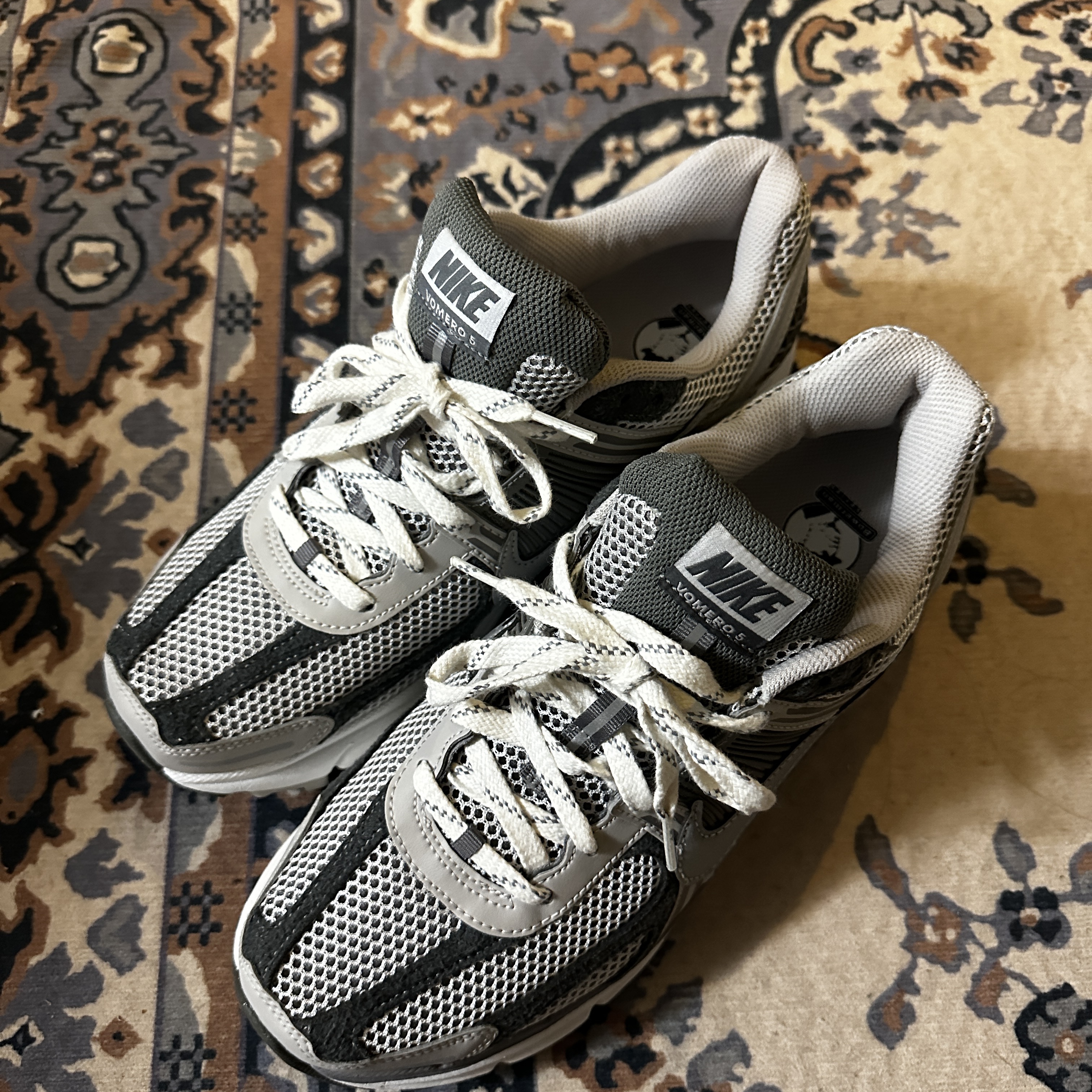 Nike Zoom Vomero 5 PRM Light Iron Ore and Flat Fewter 착용 스타일 - 1