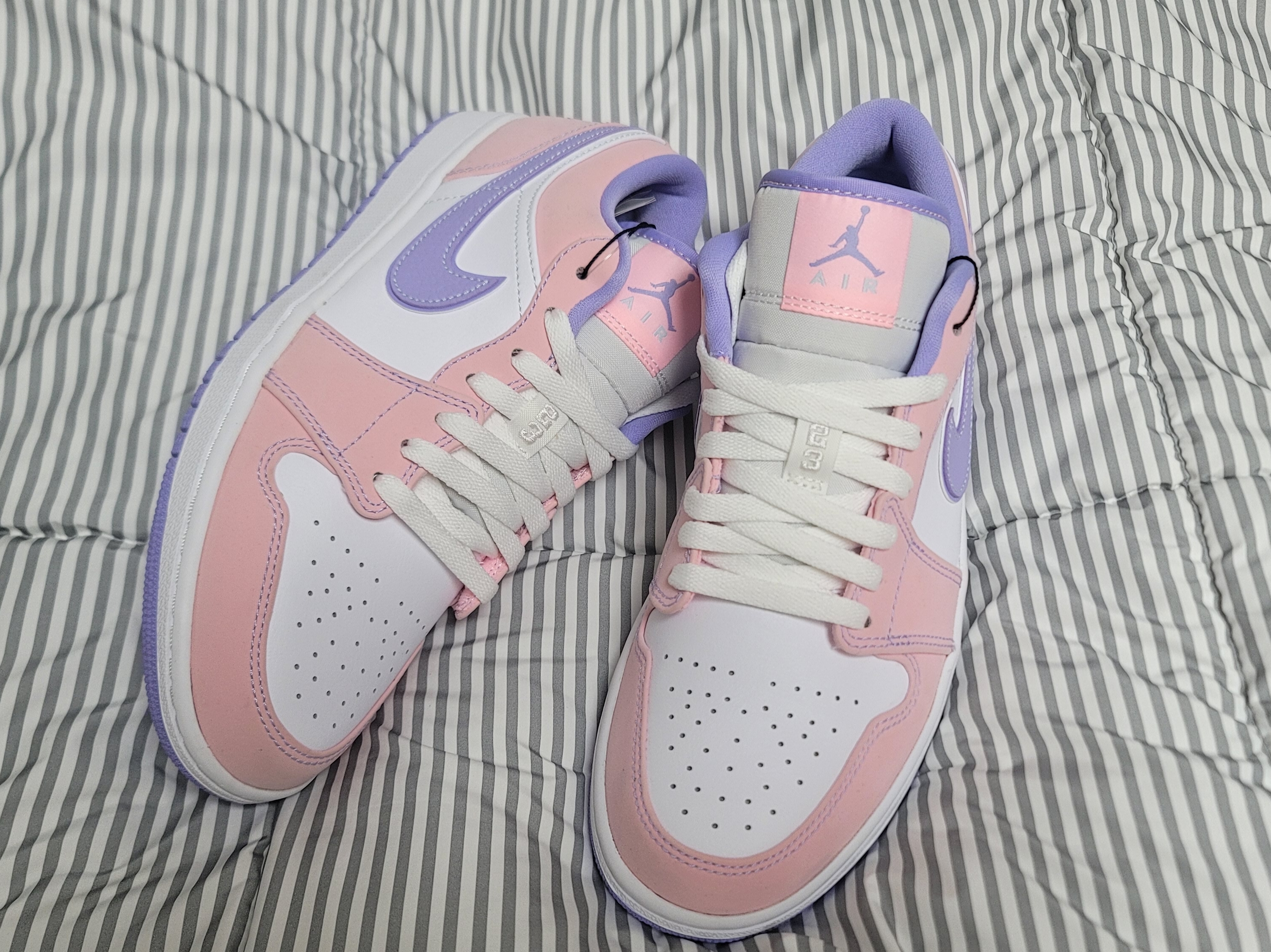 Jordan 1 Low SE Arctic Punch 착용 스타일 - 2