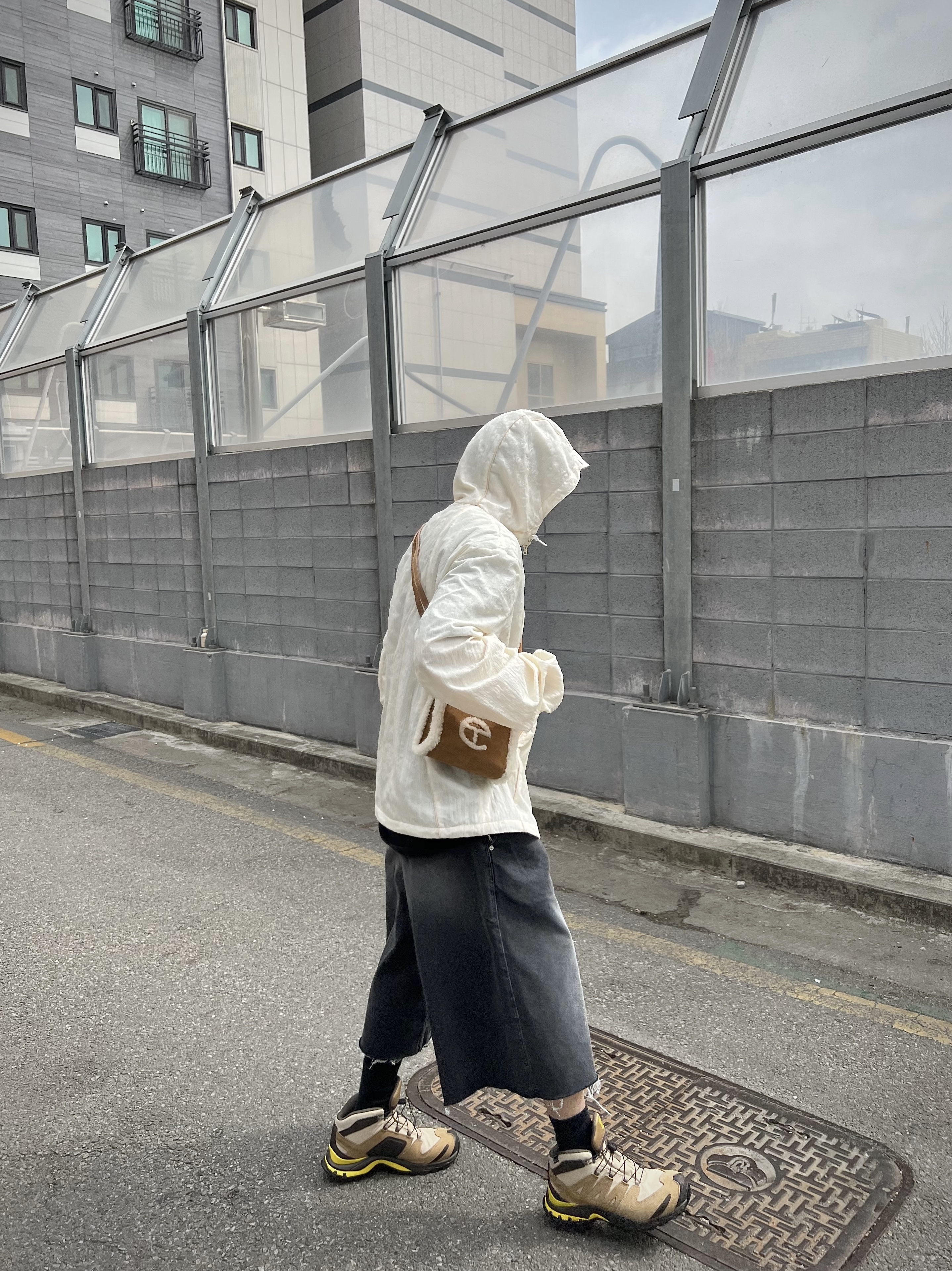 Telfar x UGG Small Shopping Bag Chestnut, Salomon x Better Gift Shop XA Pro 3D Mid Gore-Tex Safari 착용 스타일 - 3