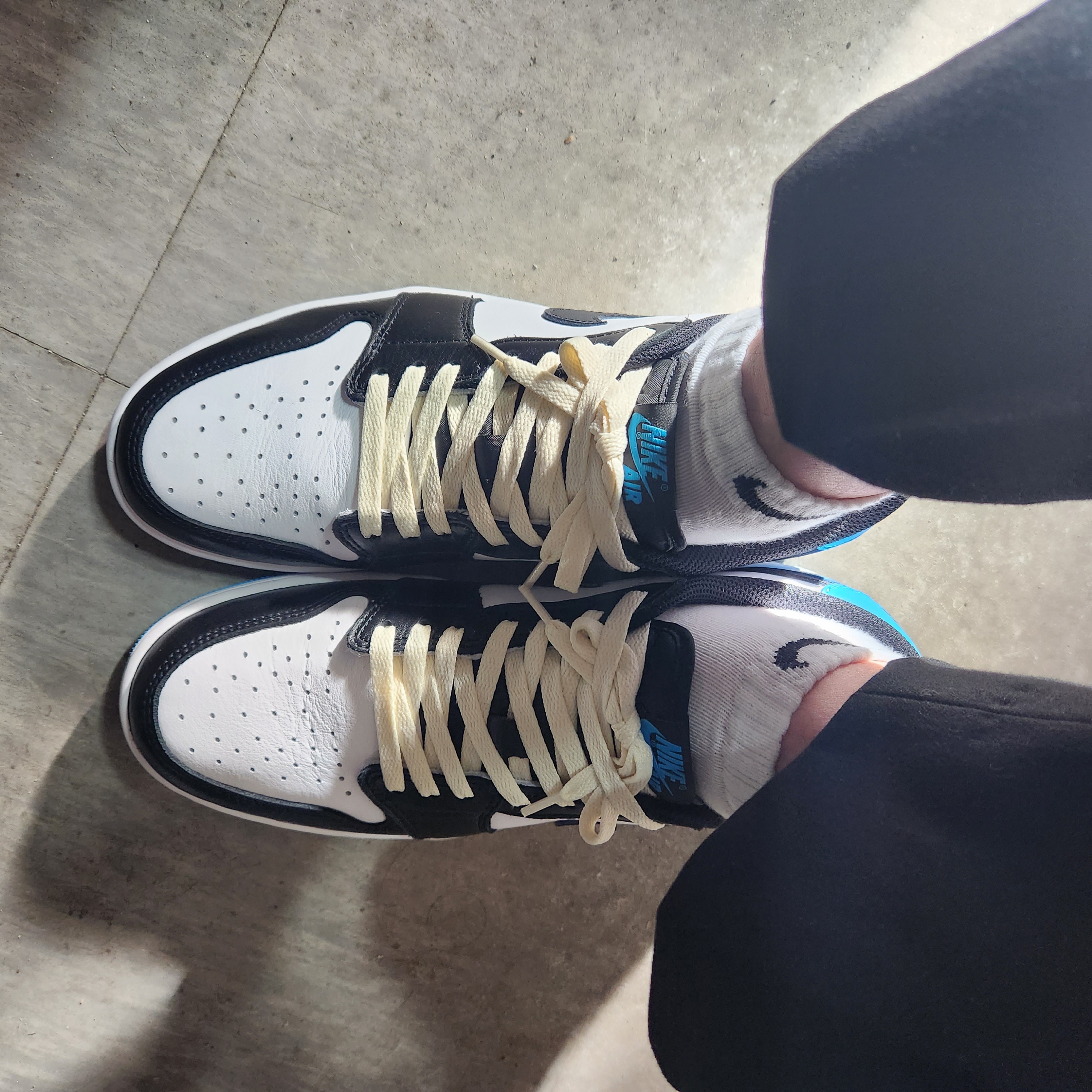 Jordan 1 Retro Low OG Black and Dark Powder Blue 착용 스타일 - 2