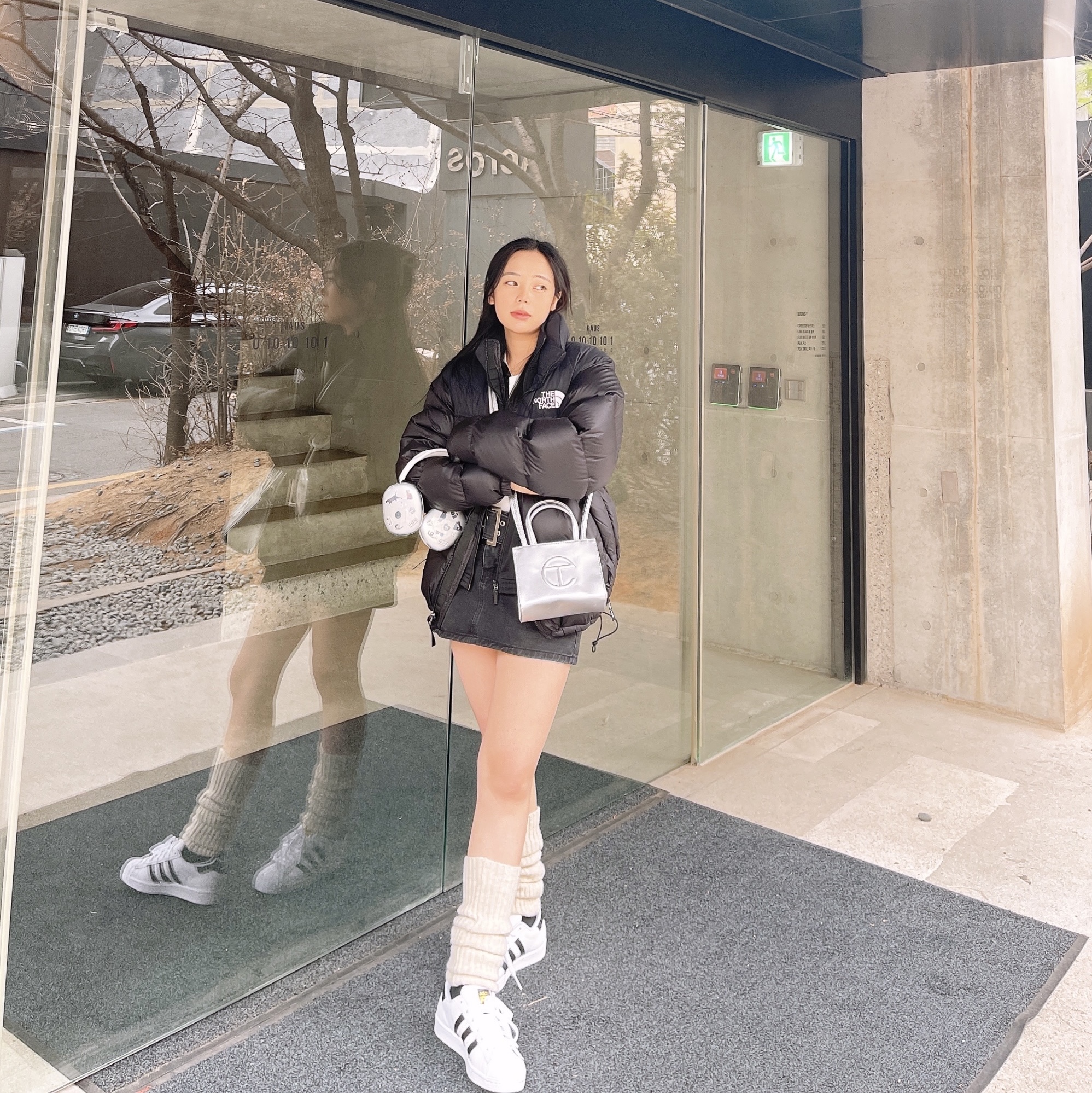 Apple AirPods Max Lightning Silver (Korean Ver.), Adidas Superstar White Black 착용 스타일 - 1