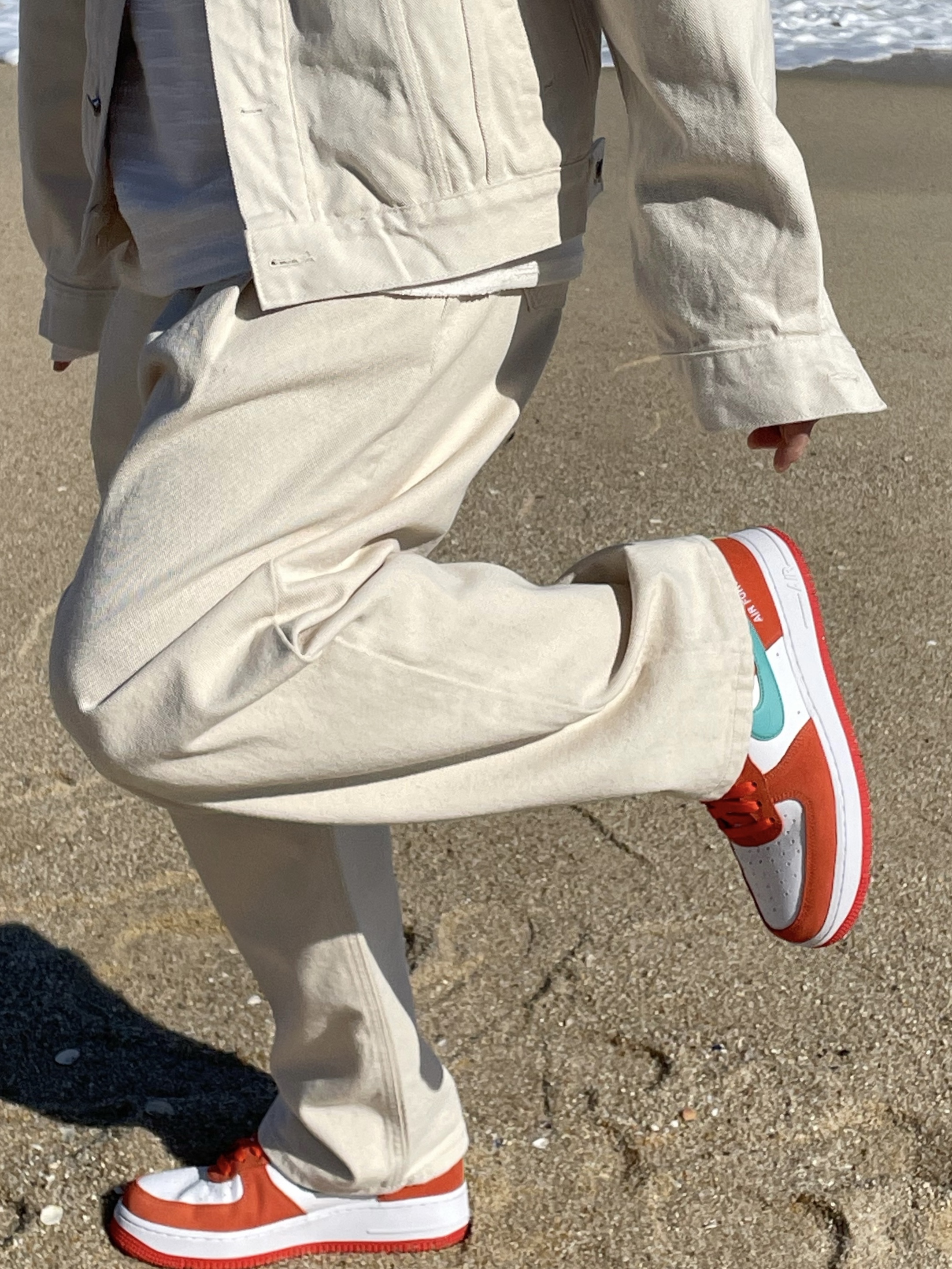Nike Air Force 1 '07 LV8 Athletic Club Rush Orange Washed Teal 착용 스타일 - 4
