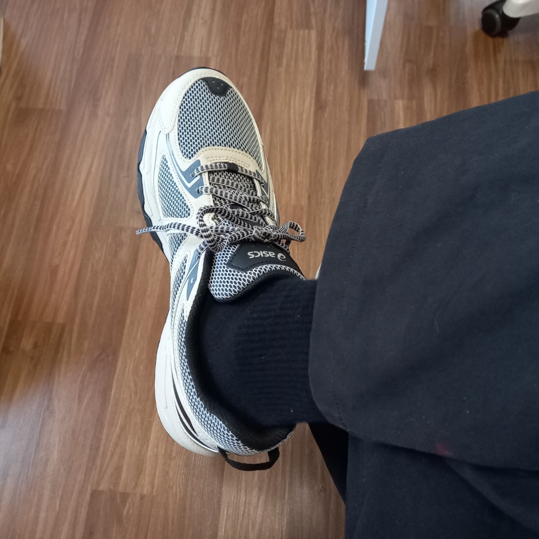 Asics Gel-Venture 6 Feather Grey Black 착용 스타일 - 2