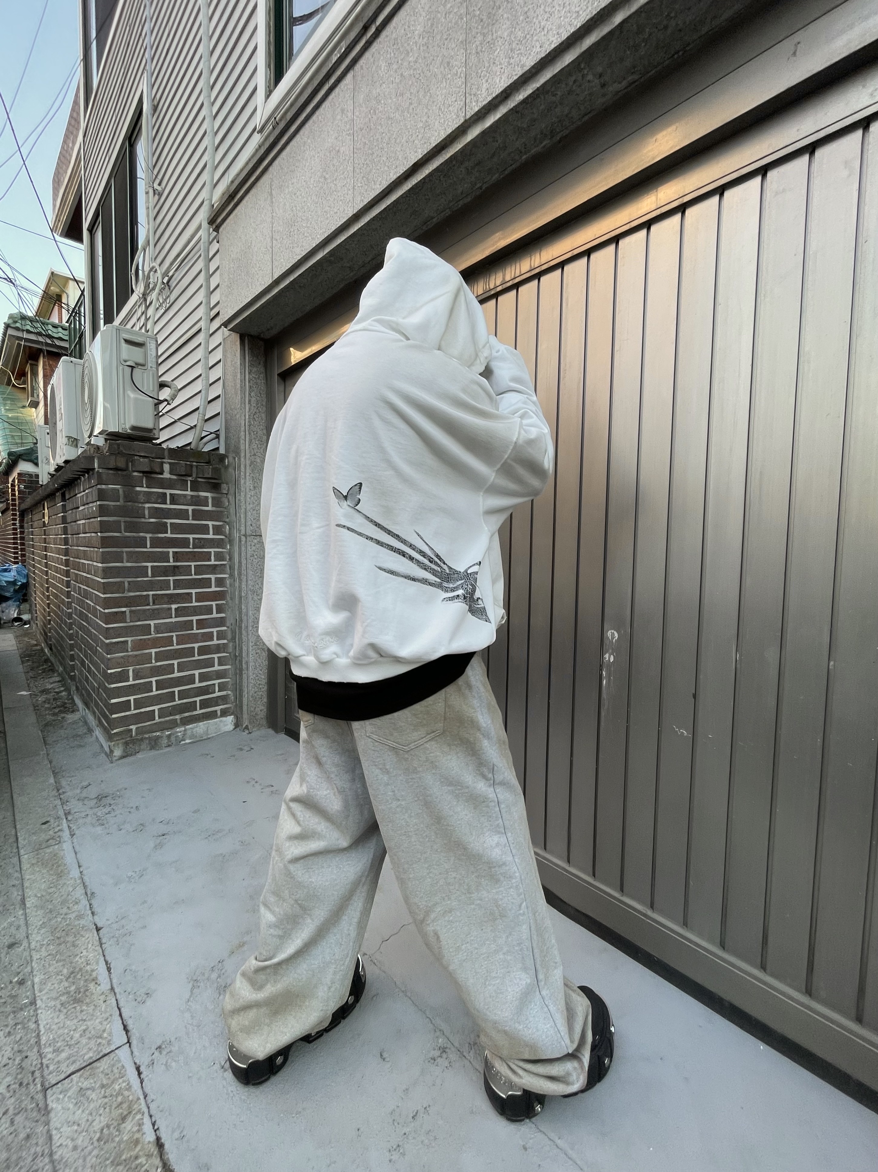 Project G/R x Atmos Etiquette Lesson Vintage Washed Hoodie White, Project G/R 5Pocket Dirty Effect Sweatpants Faded Rust Grey 착용 스타일 - 3