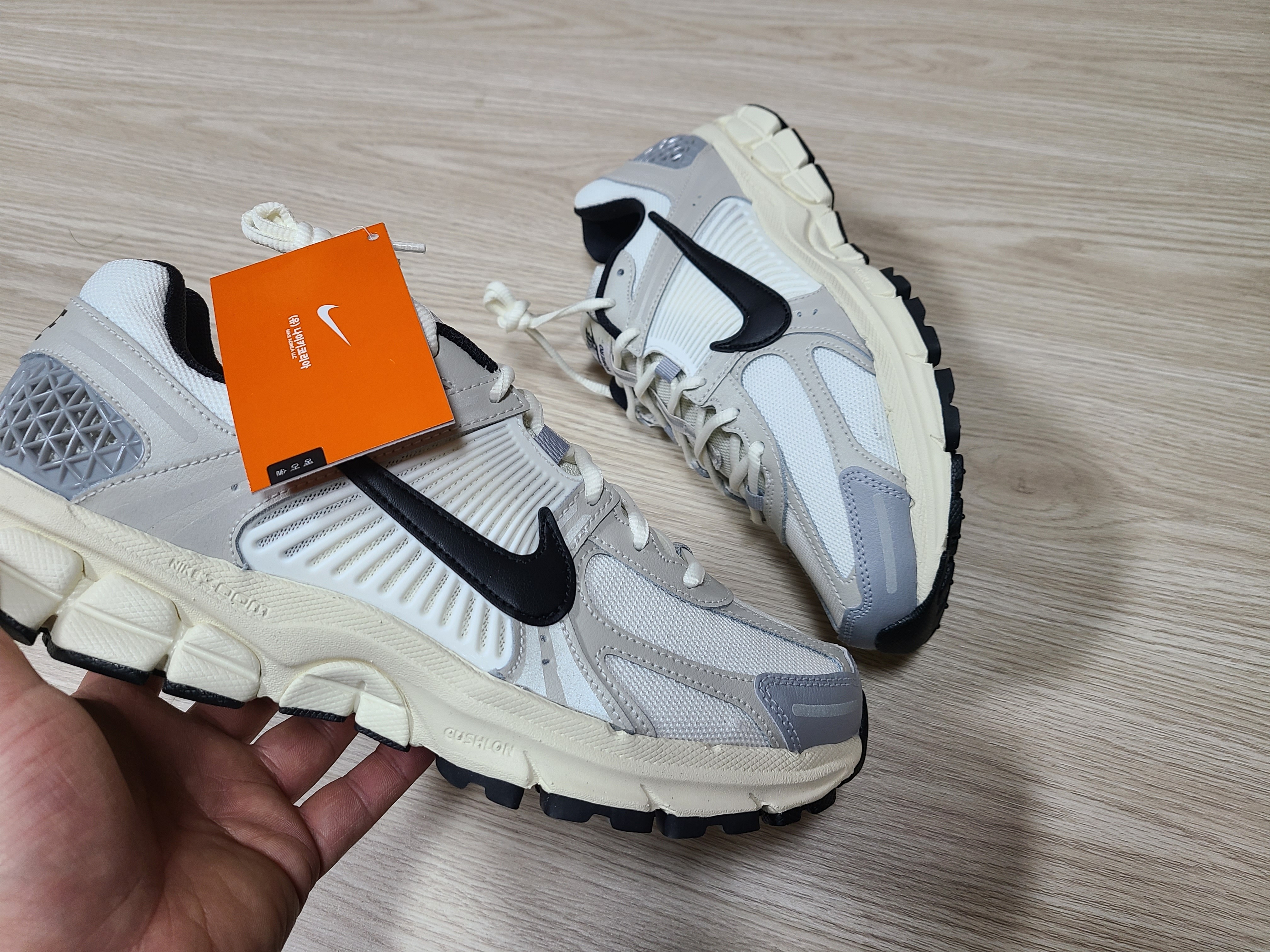 (W) Nike Zoom Vomero 5 Wolf Grey and Black 착용 스타일