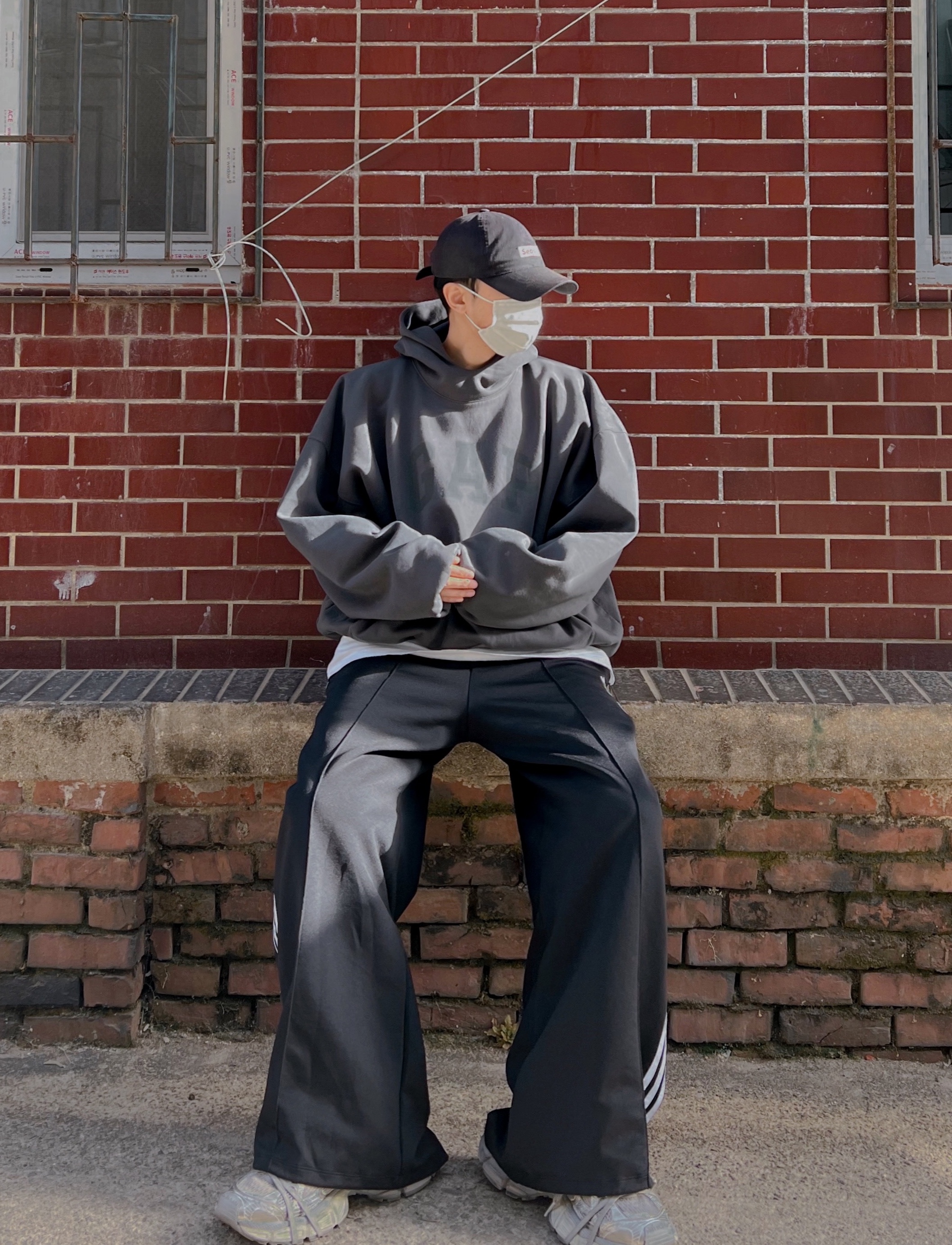 Yeezy Gap Engineered By Balenciaga Dove Hoodie Black, Balenciaga 3XL Sneakers Light Beige 착용 스타일 - 1