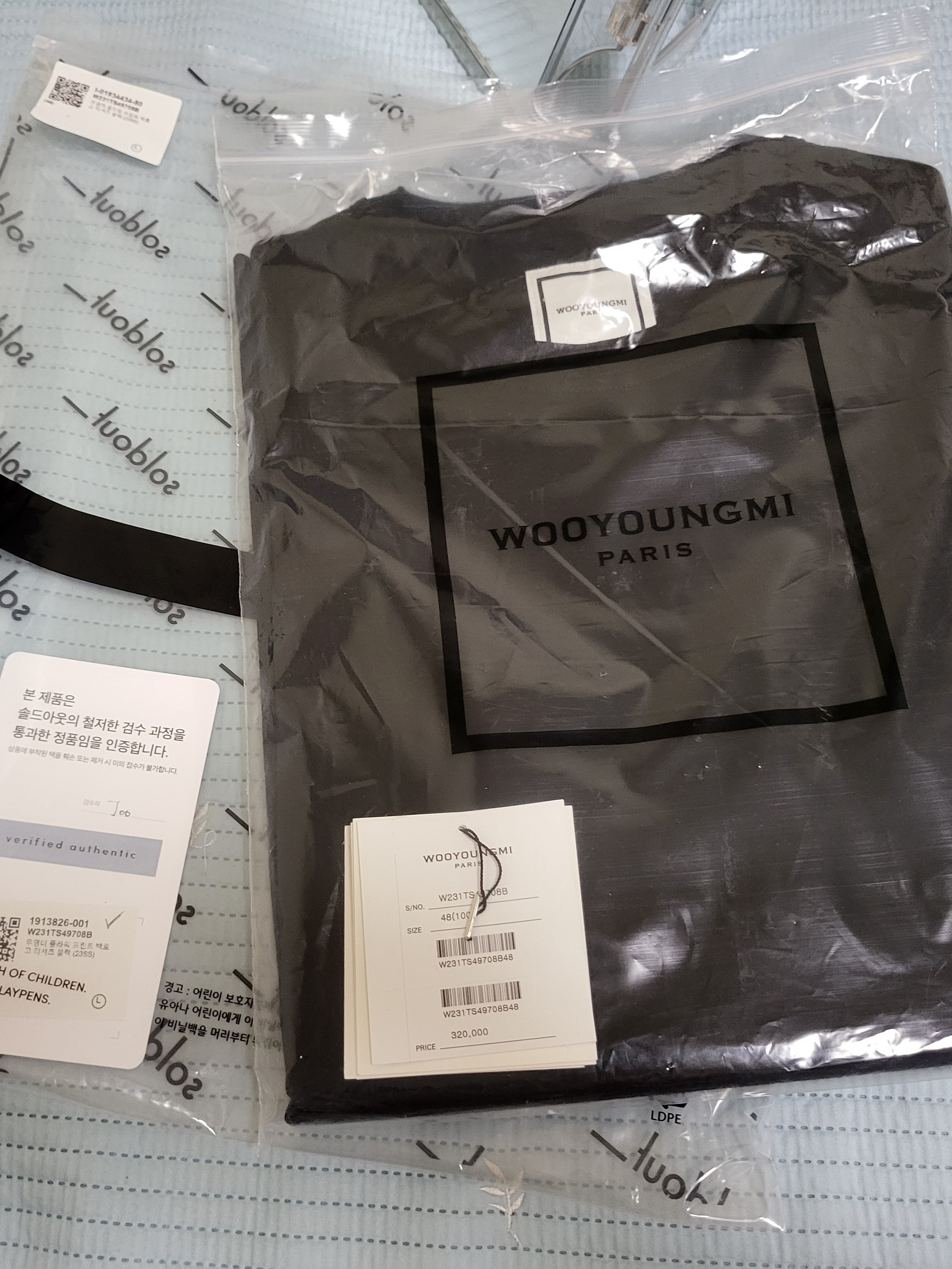 Wooyoungmi Flower Print Back Logo T-Shirt Black - 23SS 착용 스타일 - 1
