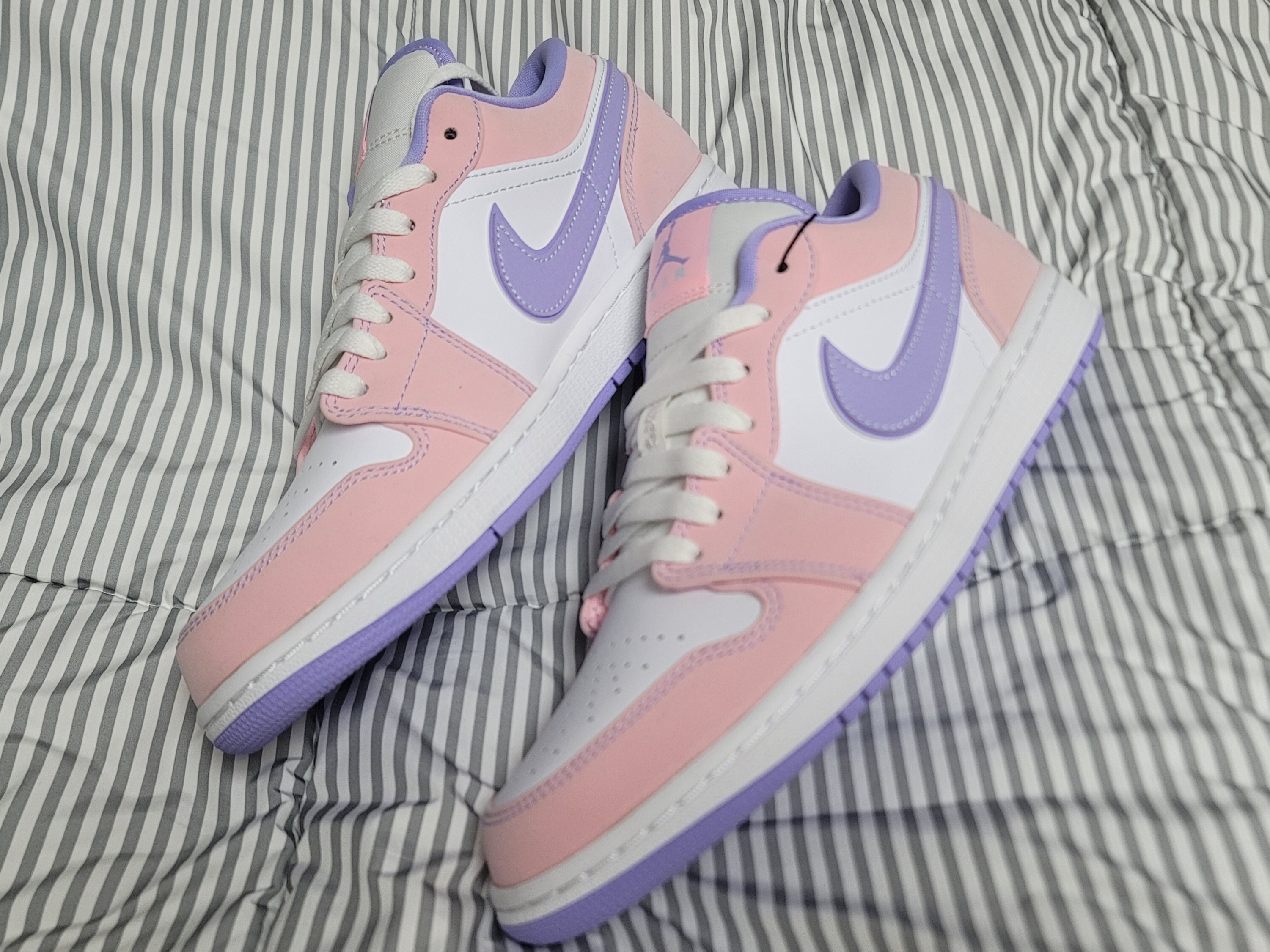 Jordan 1 Low SE Arctic Punch 착용 스타일 - 3