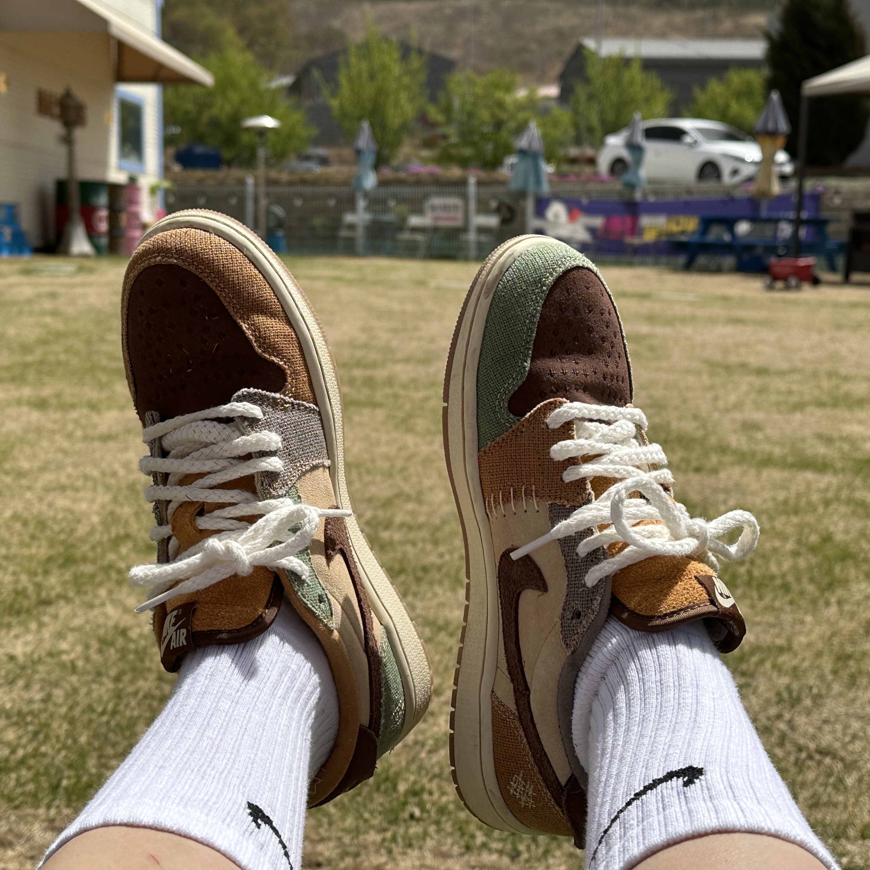 Jordan 1 x Zion Williamson Retro Low OG Flax and Oil Green 착용 스타일 - 1