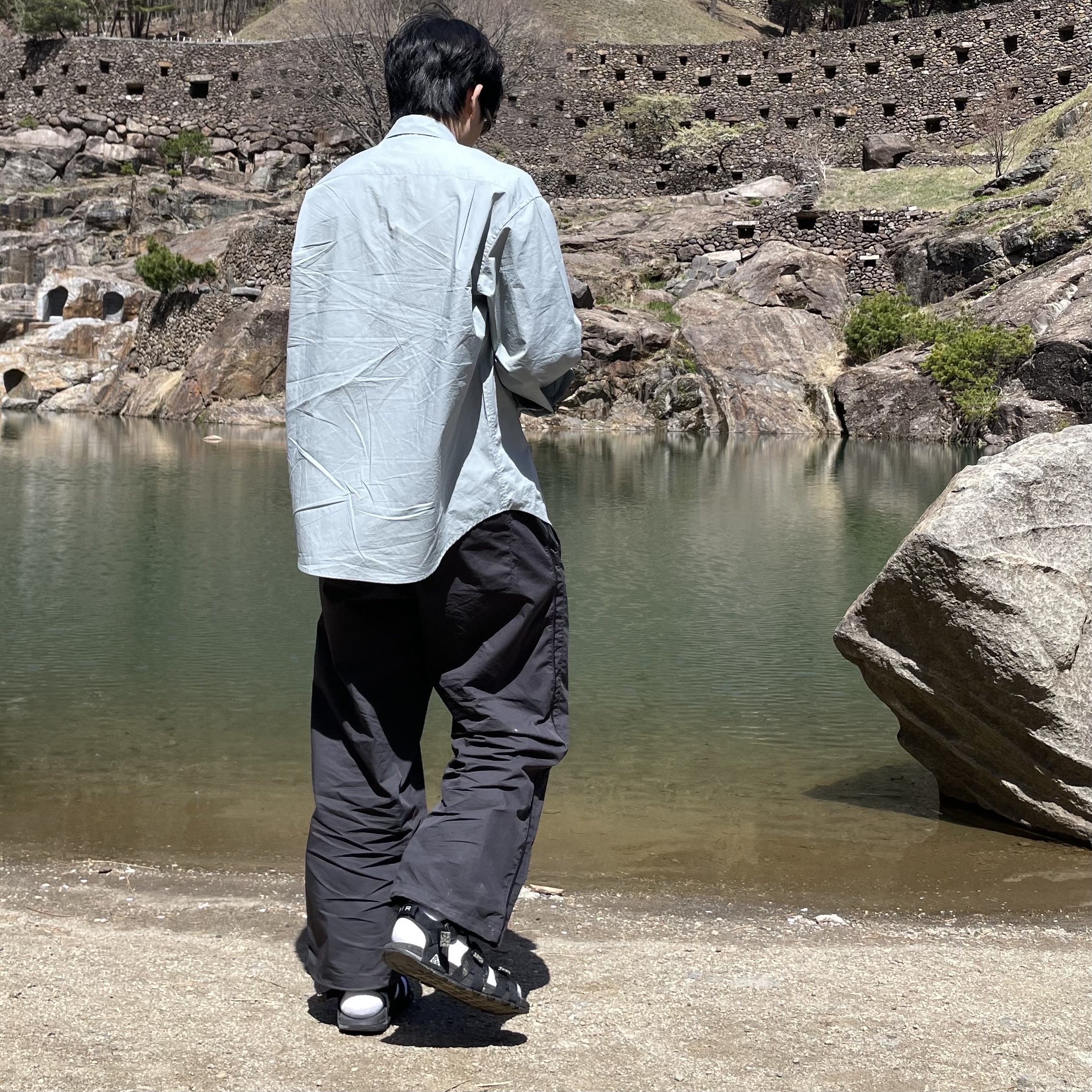 Nike ACG Air Deschutz+ Black and Grey Fog 착용 스타일