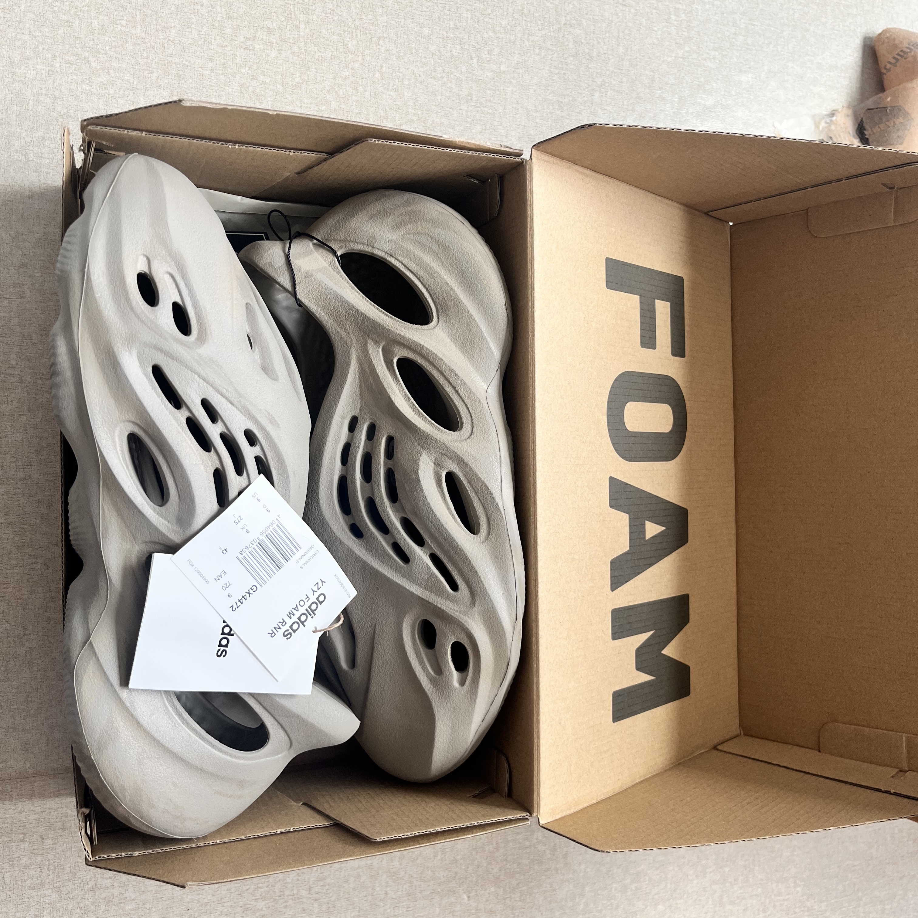Adidas Yeezy Foam RNNR Stone Sage 착용 스타일