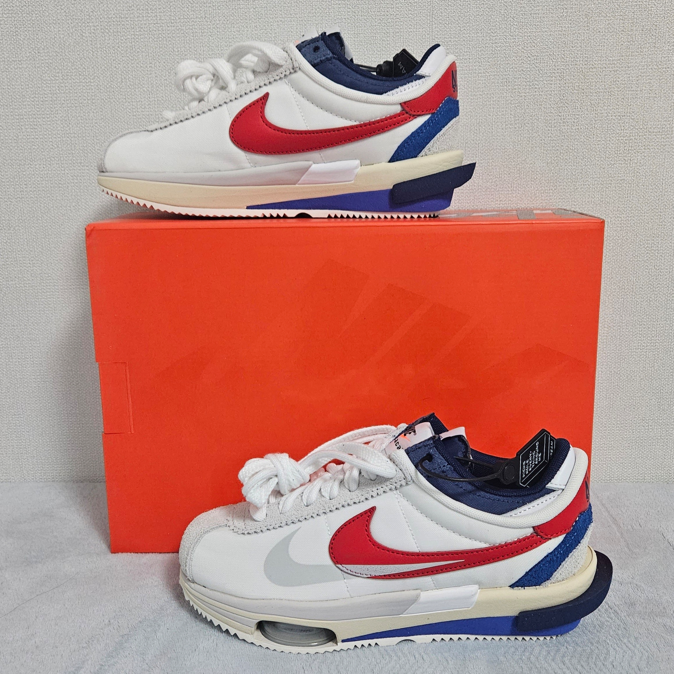 Nike x Sacai Zoom Cortez SP White and University Red, A.P.C. Recovery Shopping Bag Black 착용 스타일 - 1