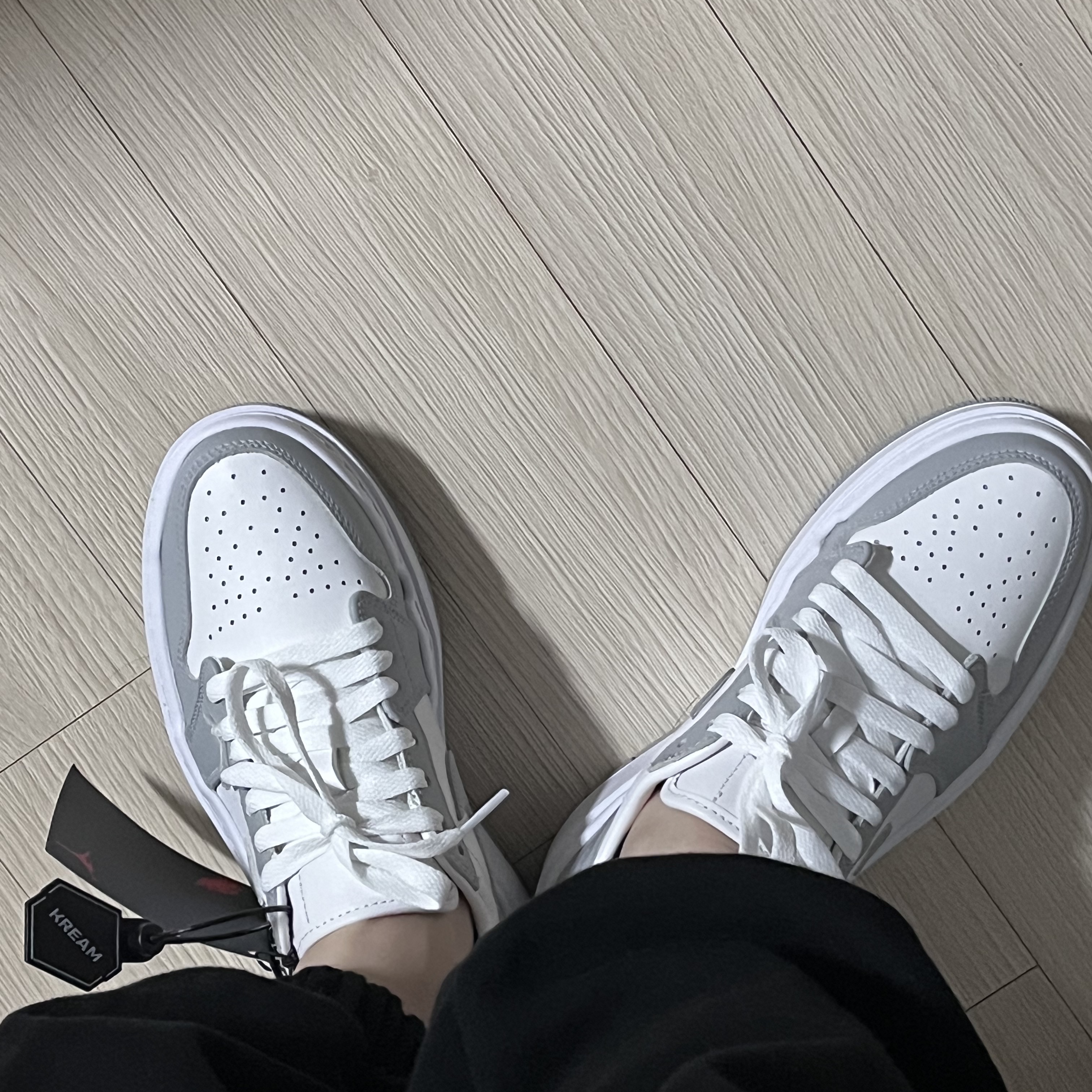 (W) Jordan 1 Elevate Low White and Wolf Grey 착용 스타일 - 2