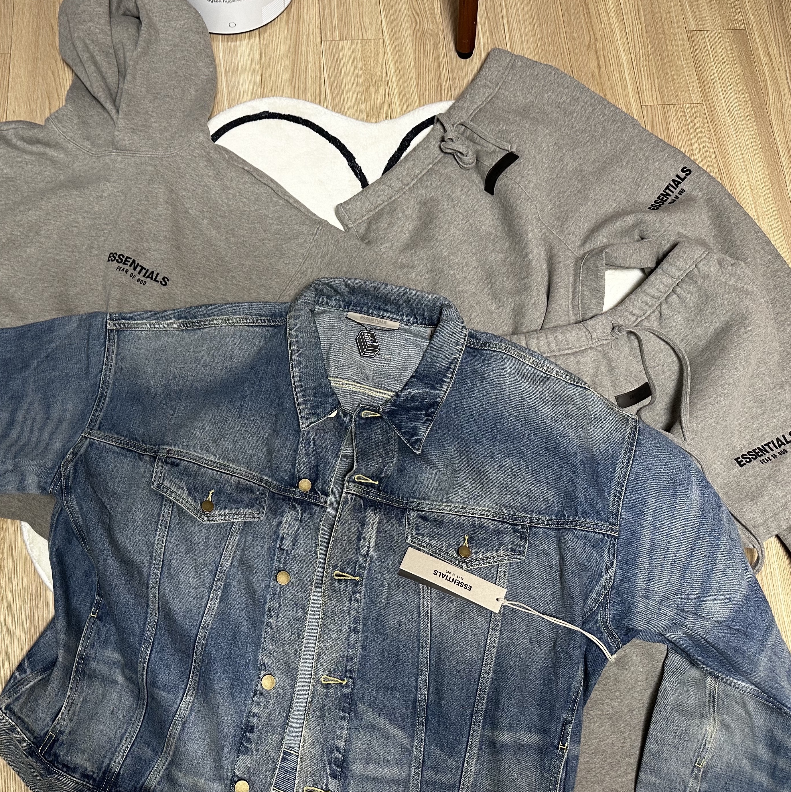 Essentials The Core Collection Hoodie Dark Oatmeal, Essentials The Core Collection Relaxed Sweatpants Dark Oatmeal 착용 스타일