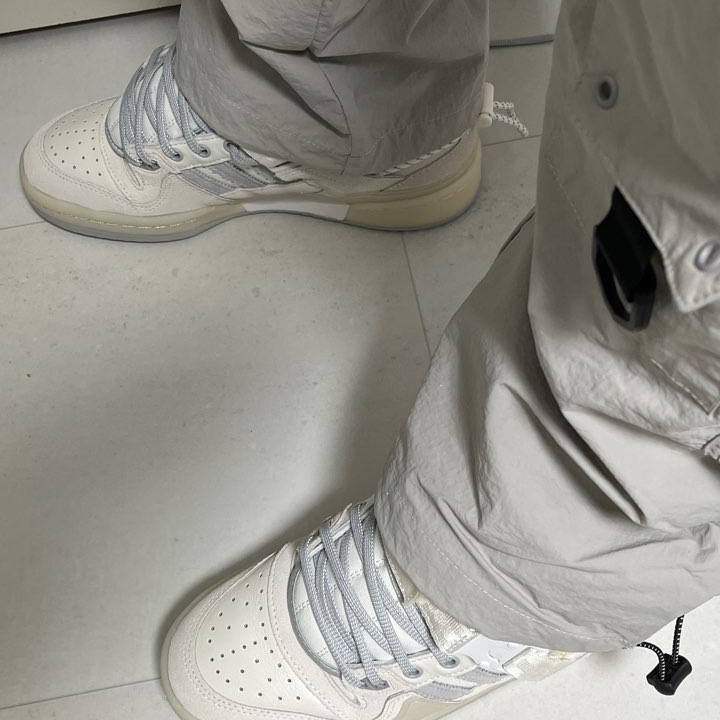 Adidas x Bad Bunny Forum Low Cloud White Clear Onix 착용 스타일
