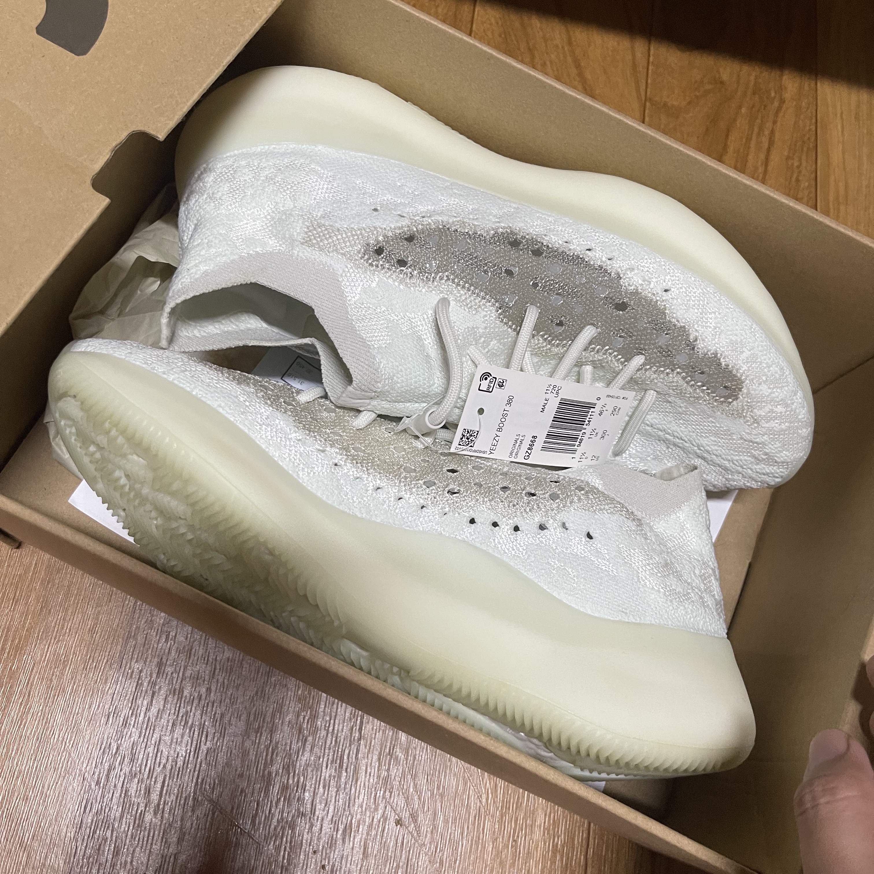 Adidas Yeezy Boost 380 Calcite Glow 착용 스타일 - 2