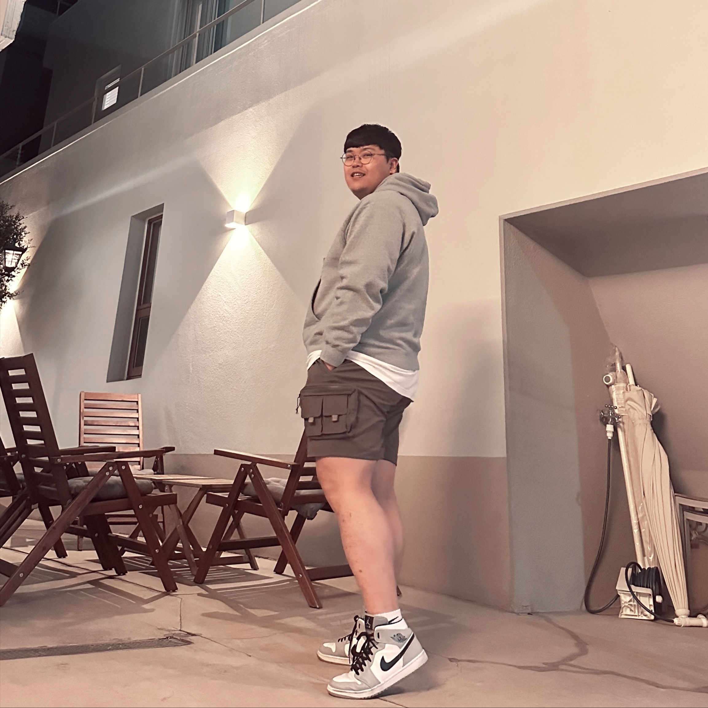 Nike ACG Cargo Shorts Ironstone - Asia, Jordan 1 Mid Light Smoke Grey 착용 스타일