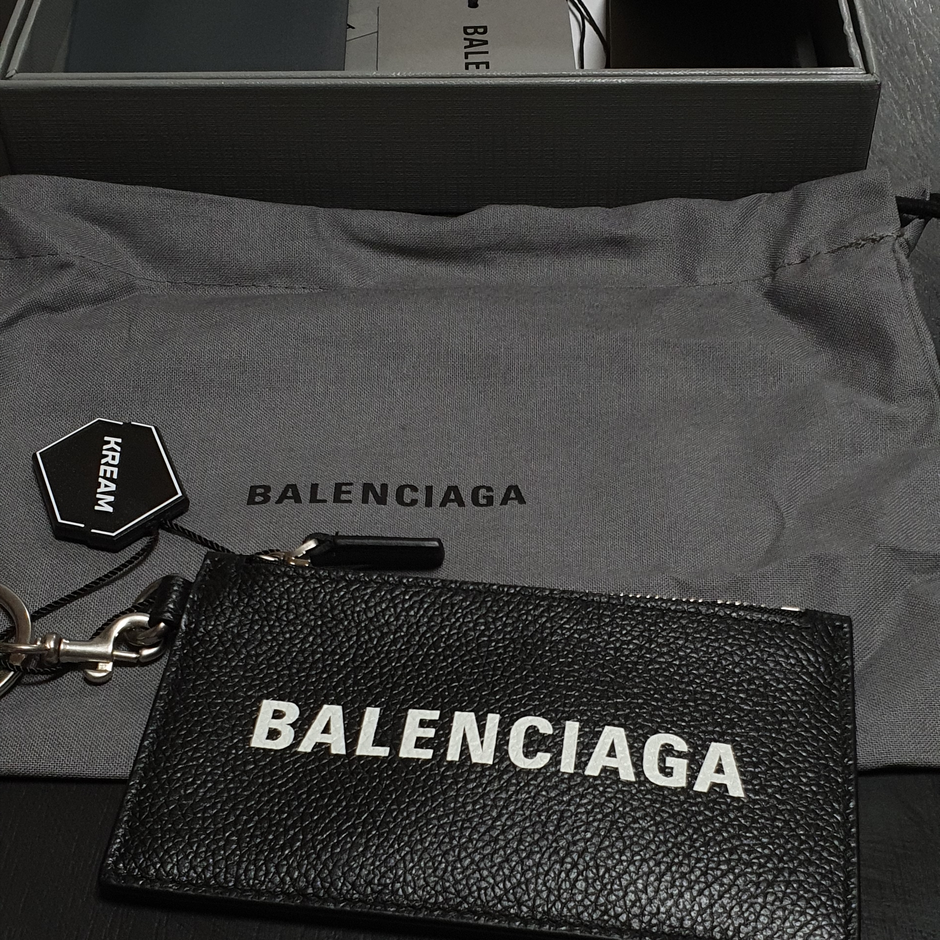 Balenciaga Cash Keyring Card Case Black Silver 착용 스타일
