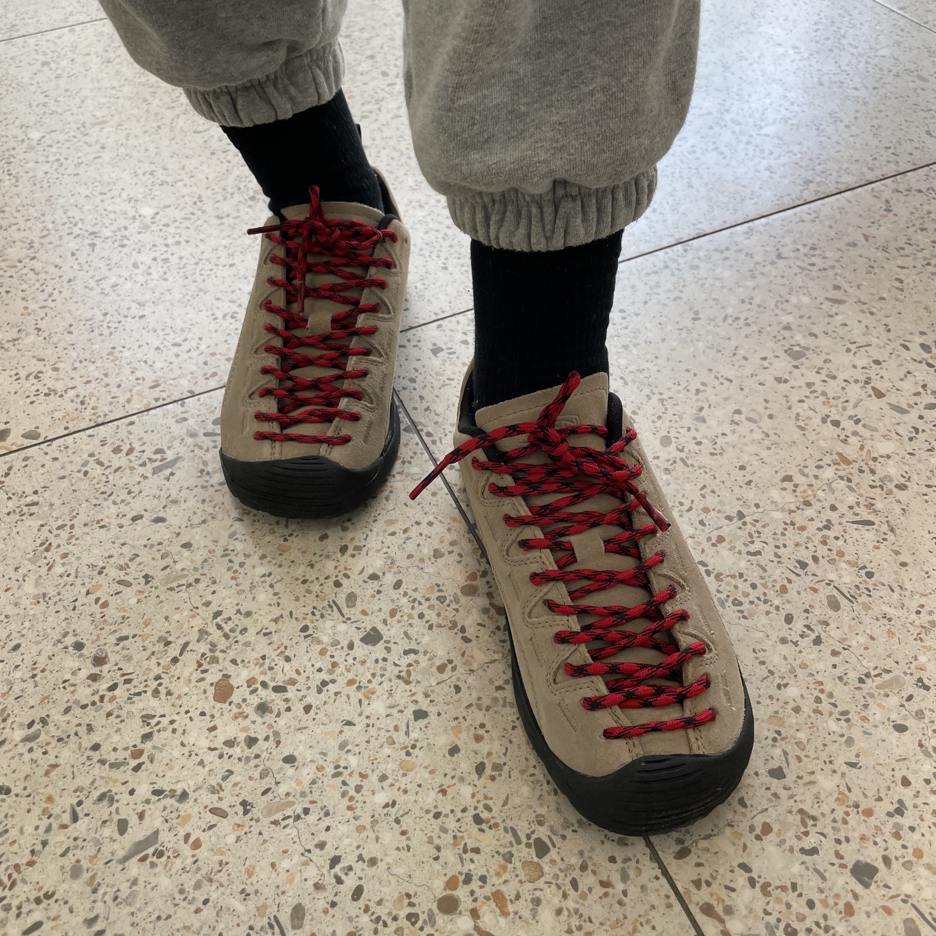 (W) Keen Jasper Suede Sneakers Silver Mink 착용 스타일 - 2