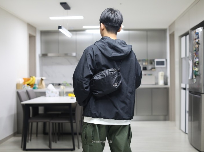 Arc'teryx Heliad 6 Crossbody Bag Black 착용 스타일 - 2