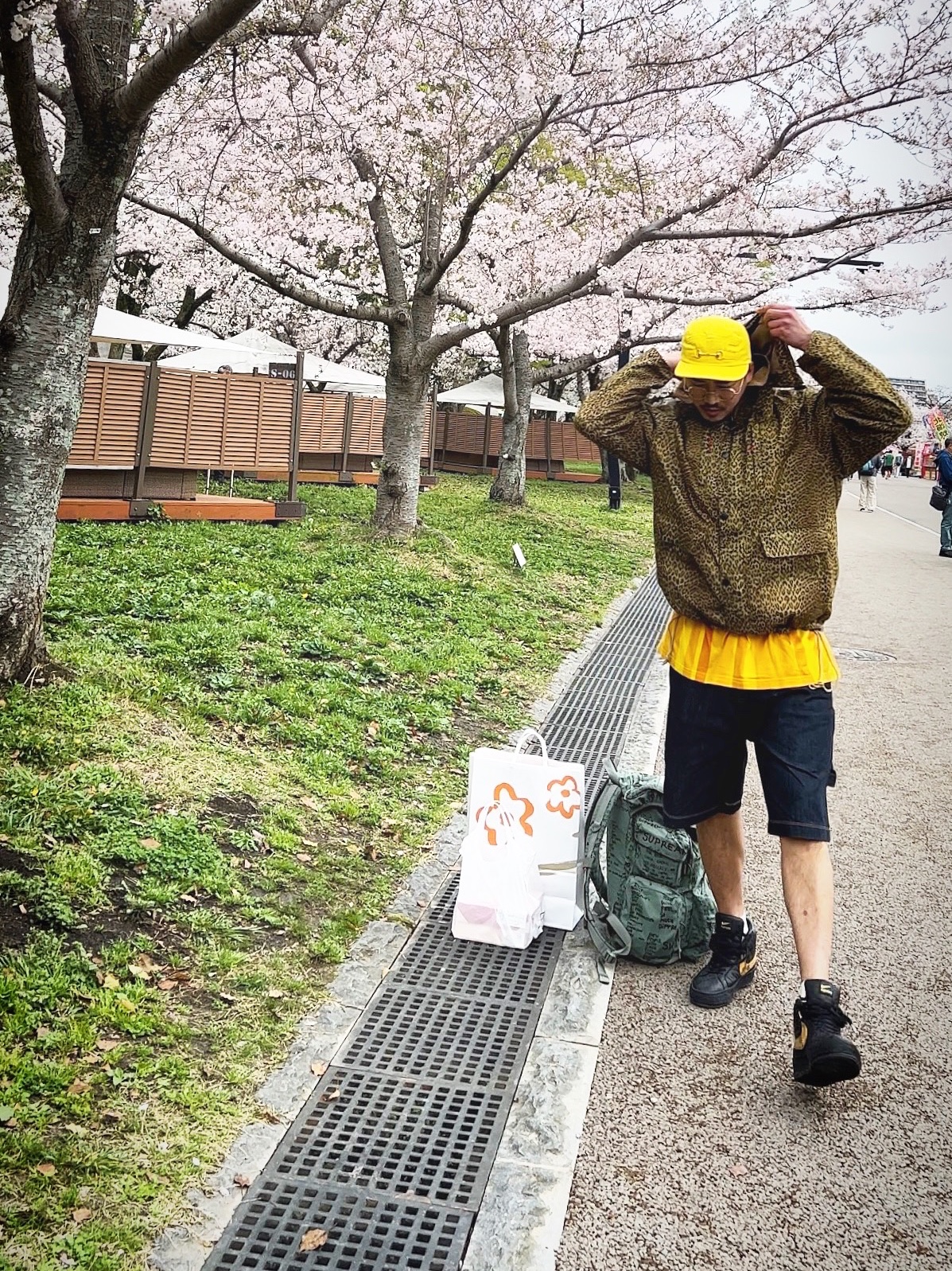 Supreme x Barbour Lightweight Waxed Cotton Field Jacket Leopard - 20SS, Nike x Supreme SB Zoom Blazer Mid QS 2 Black 착용 스타일 - 3