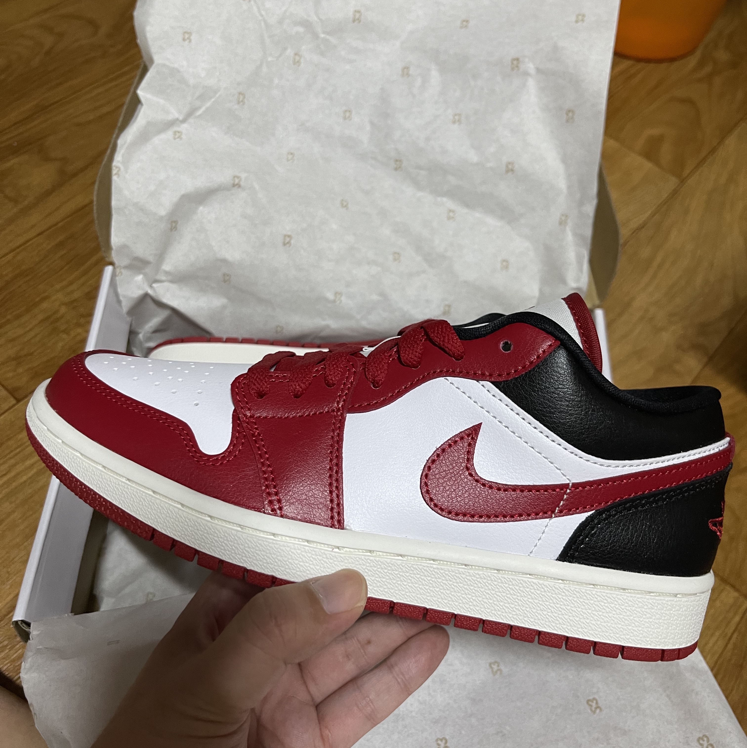 (W) Jordan 1 Low White Gym Red 착용 스타일 - 1