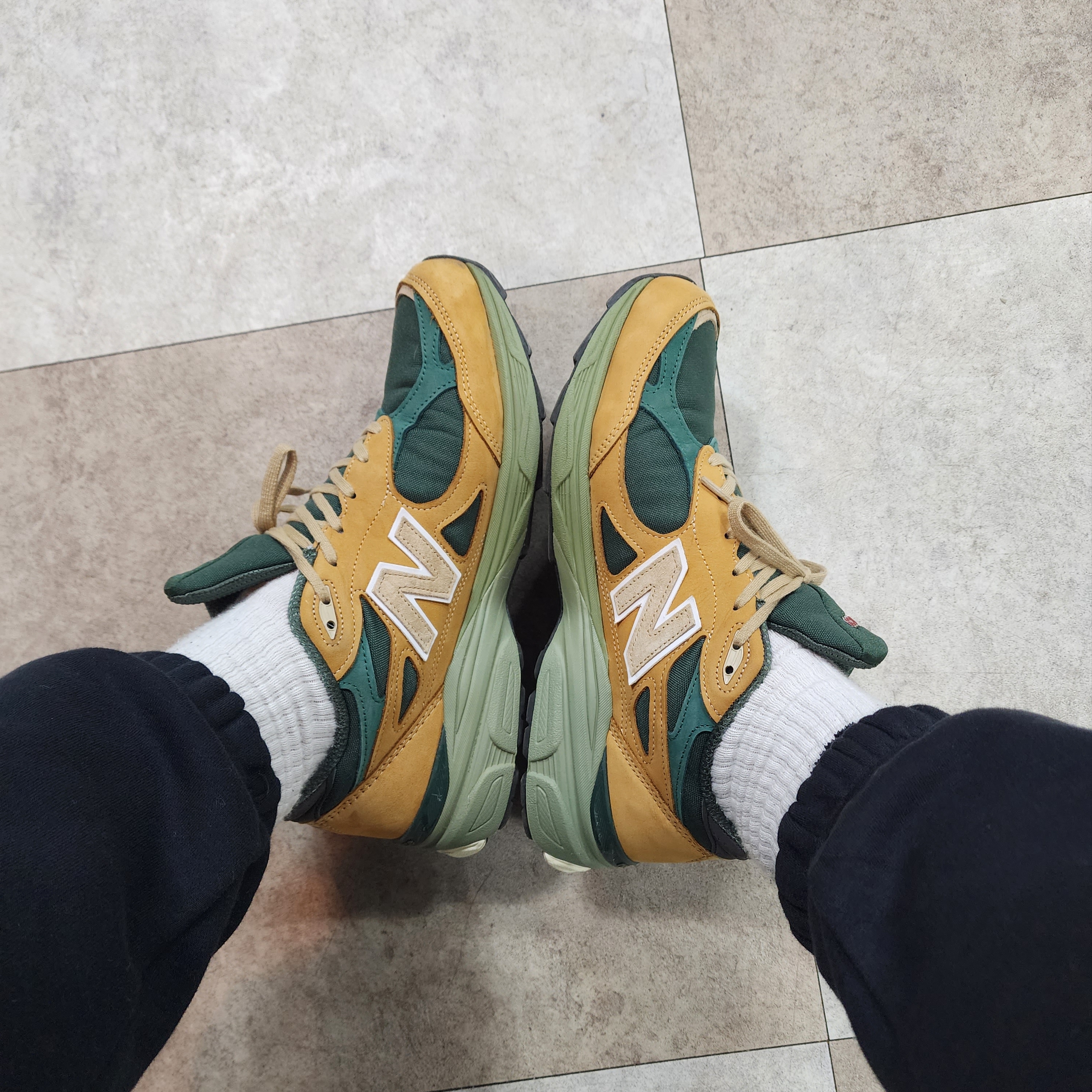New Balance 990v3 Made in USA Tan Green 착용 스타일