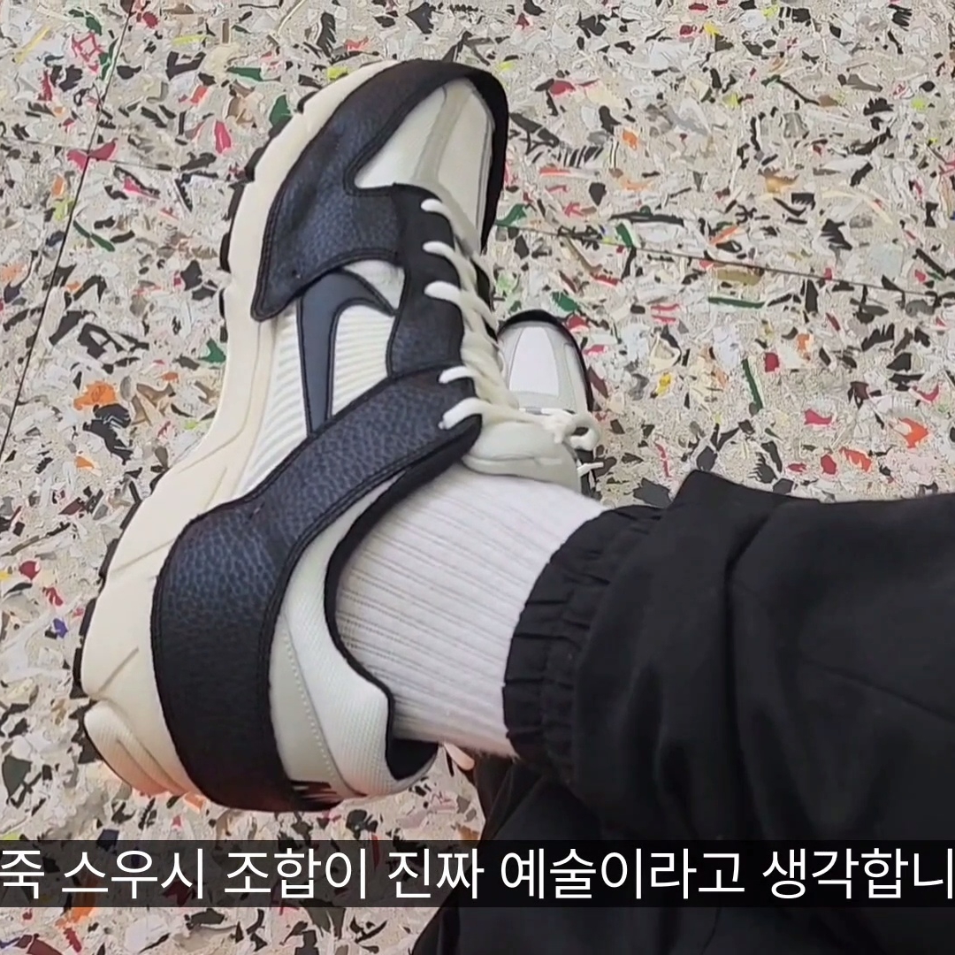 (W) Nike Zoom Vomero 5 Wolf Grey and Black 착용 스타일 - 2