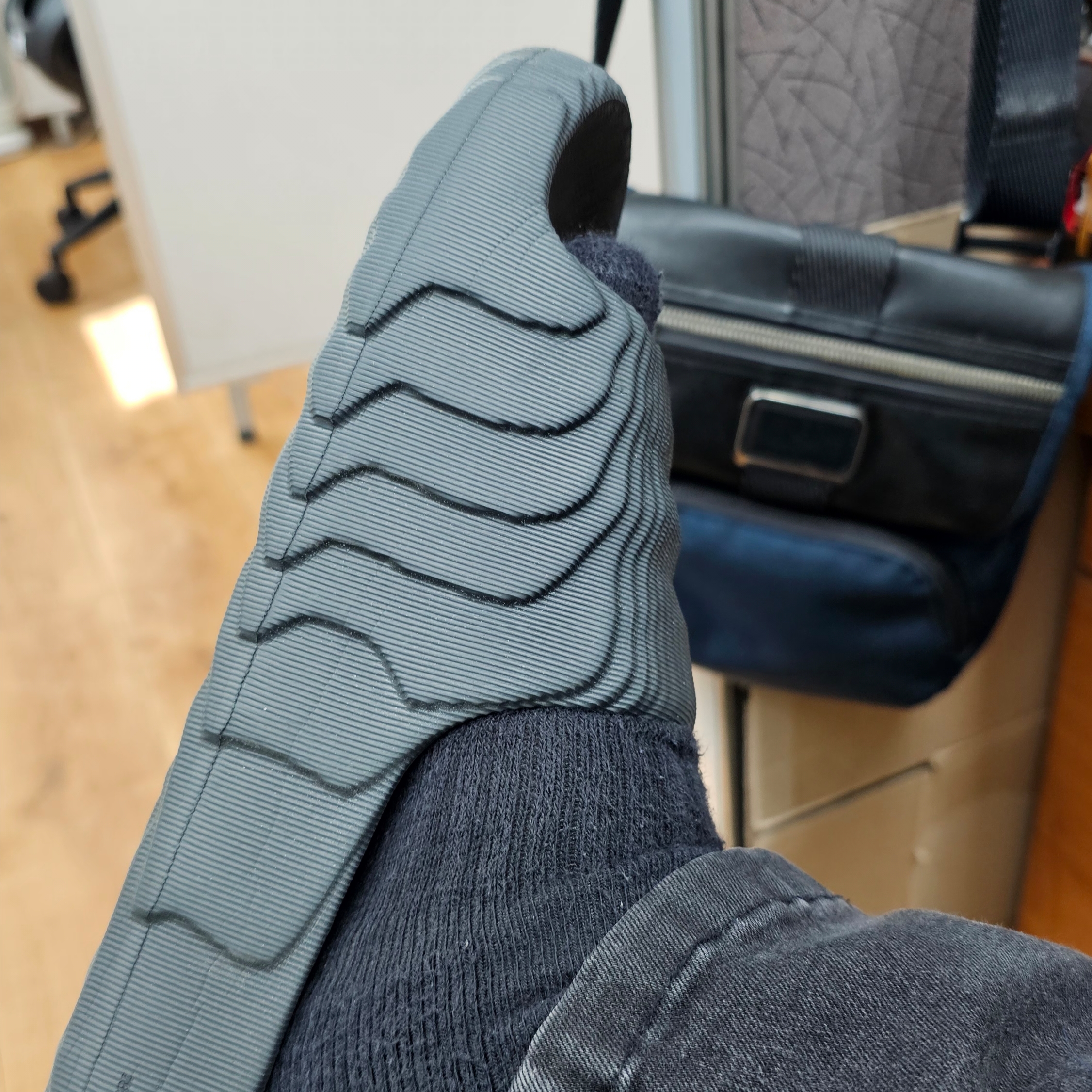 Adidas Adilette 22 Carbon 착용 스타일 - 2