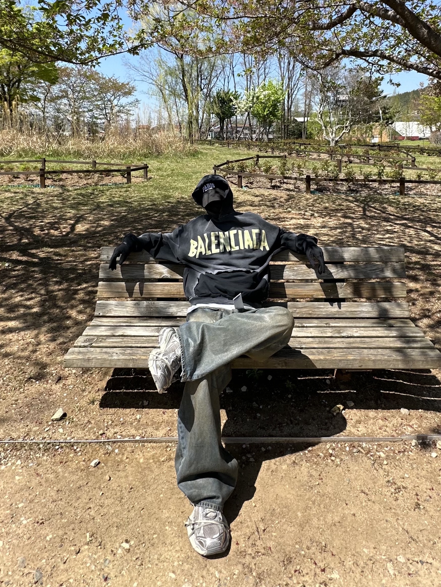 Balenciaga Tape Type Ripped Pocket Oversized Hoodie Faded Black, Balenciaga Cities Paris Cap Black 착용 스타일