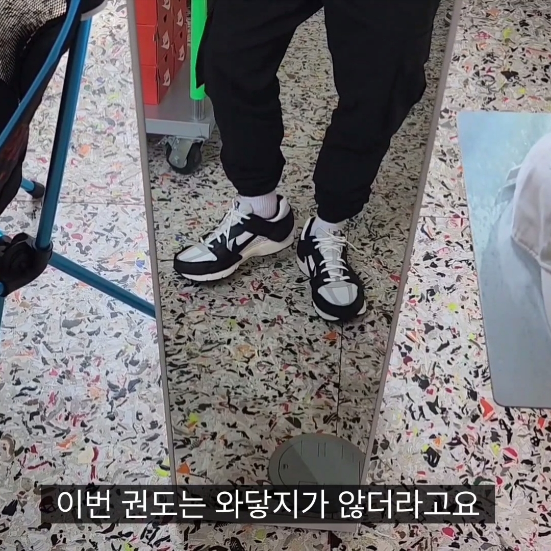 (W) Nike Zoom Vomero 5 Wolf Grey and Black 착용 스타일 - 3
