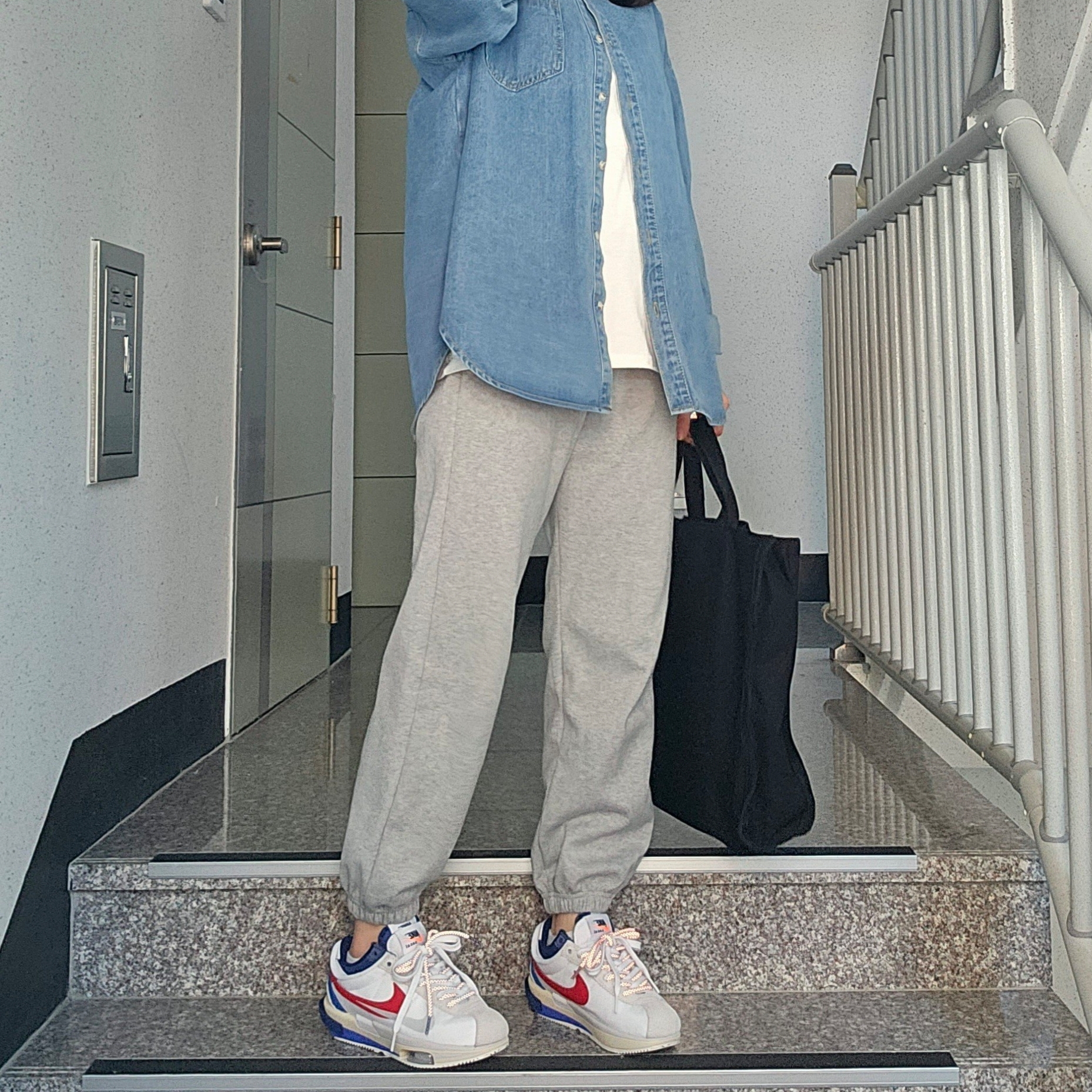 Nike x Sacai Zoom Cortez SP White and University Red, A.P.C. Recovery Shopping Bag Black 착용 스타일 - 4