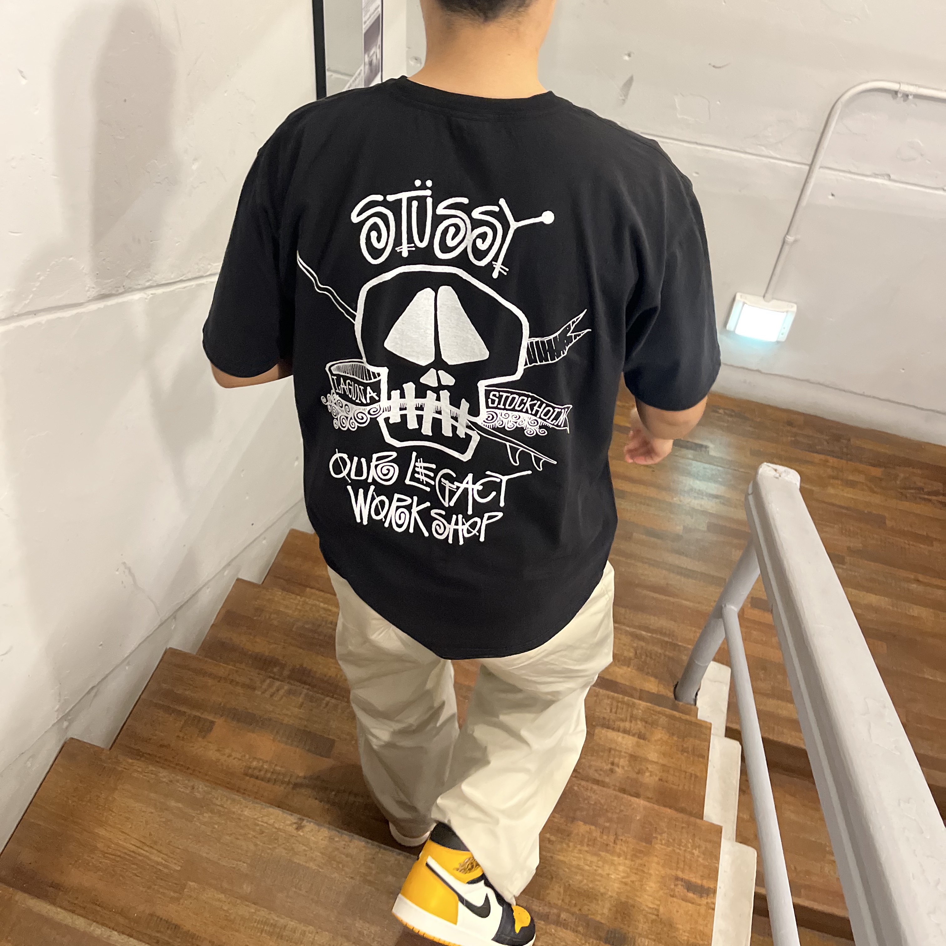 Jordan 1 Retro High OG Taxi, Stussy x Our Legacy Work Shop Surf Skull Pigment Dyed T-Shirt Black 착용 스타일