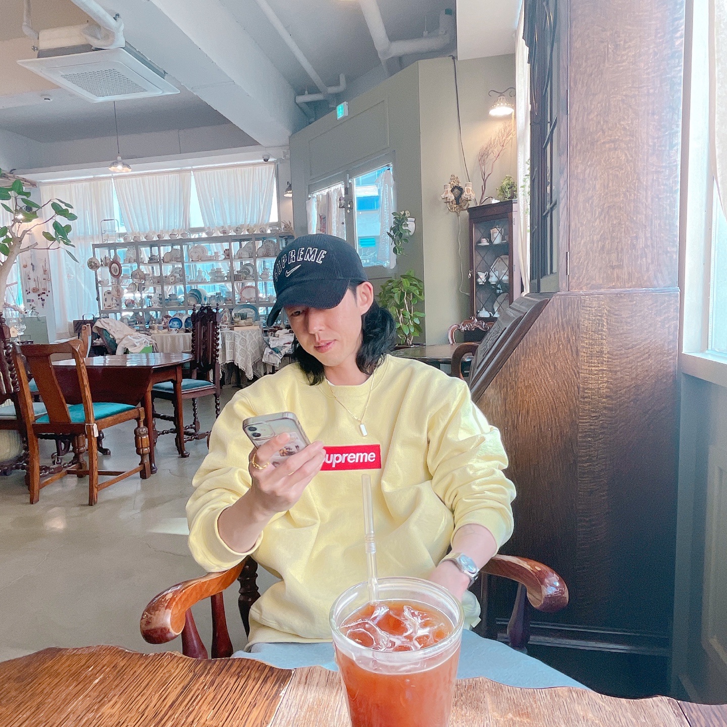 Supreme Box Logo Crewneck Pale Yellow - 22FW, Supreme x Nike Arc Corduroy 6-Panel Black - 22SS 착용 스타일