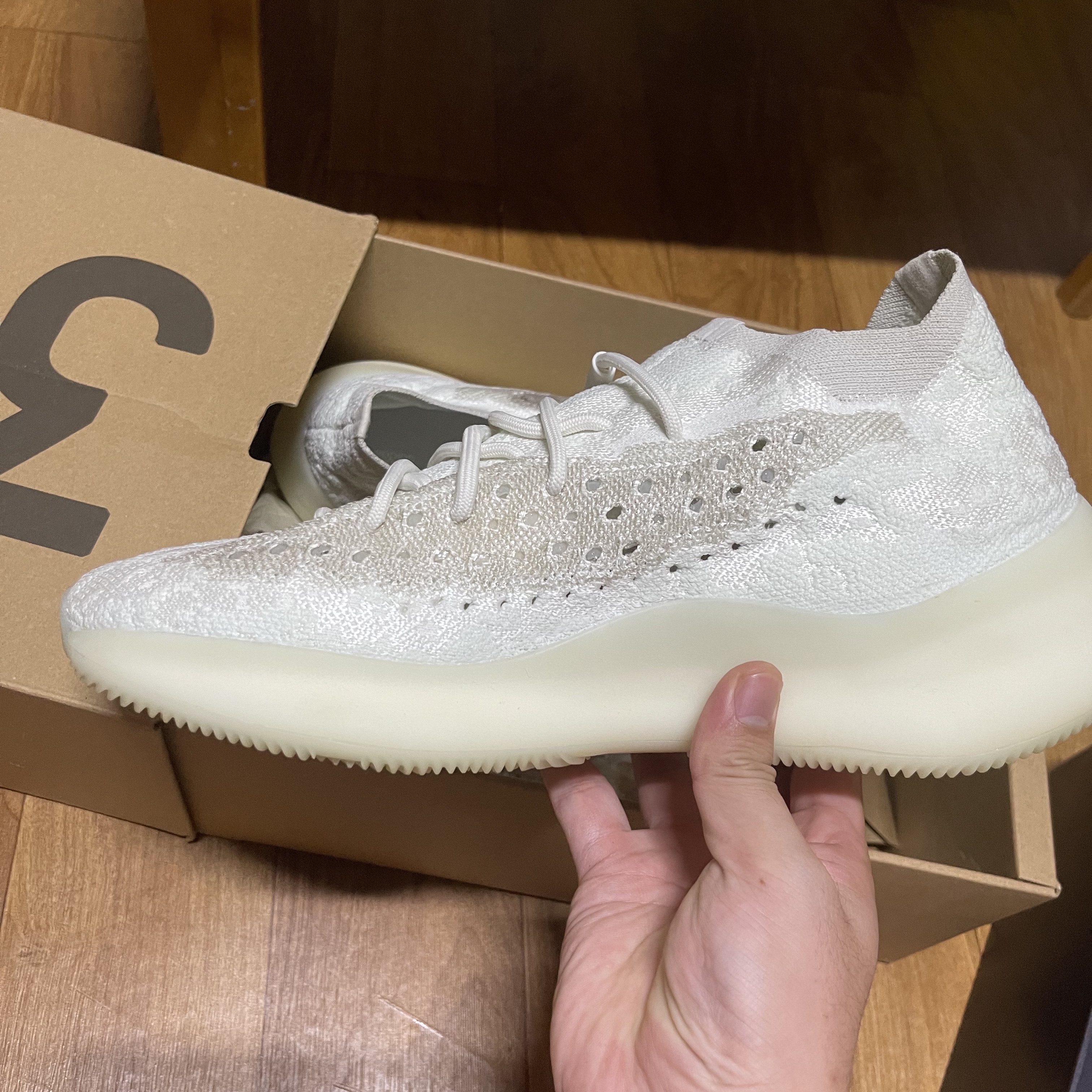 Adidas Yeezy Boost 380 Calcite Glow 착용 스타일 - 1