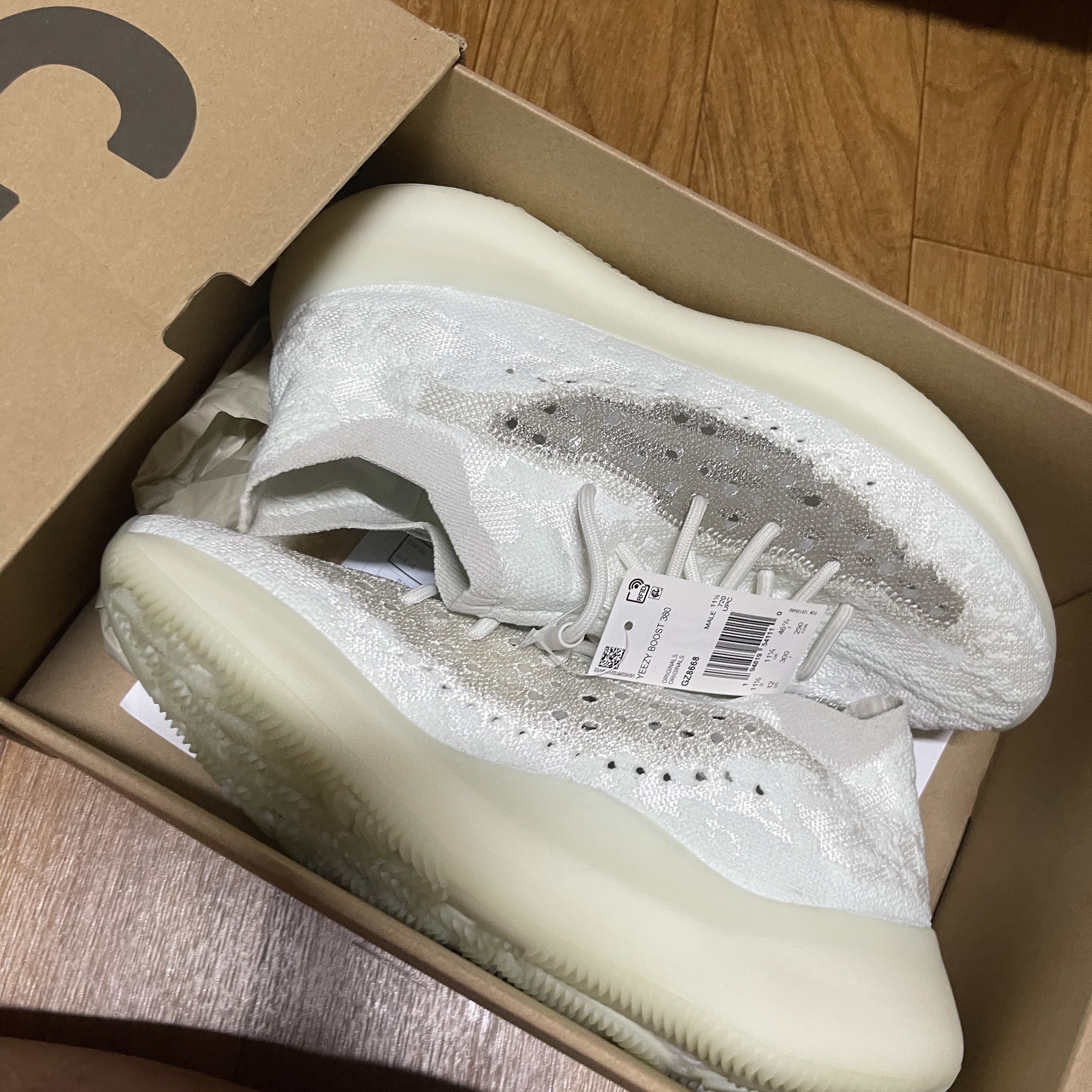 Adidas Yeezy Boost 380 Calcite Glow 착용 스타일 - 3