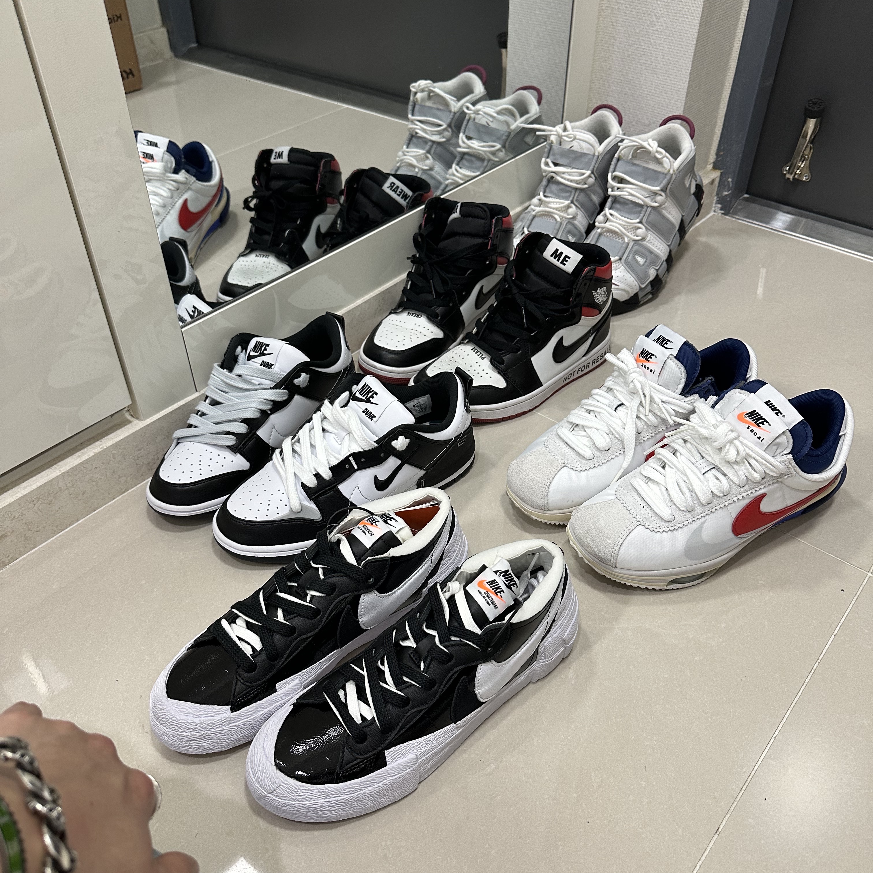 Nike x Sacai Blazer Low Black Patent Leather, (W) Nike Dunk Low Disrupt 2 Black White 착용 스타일 - 3