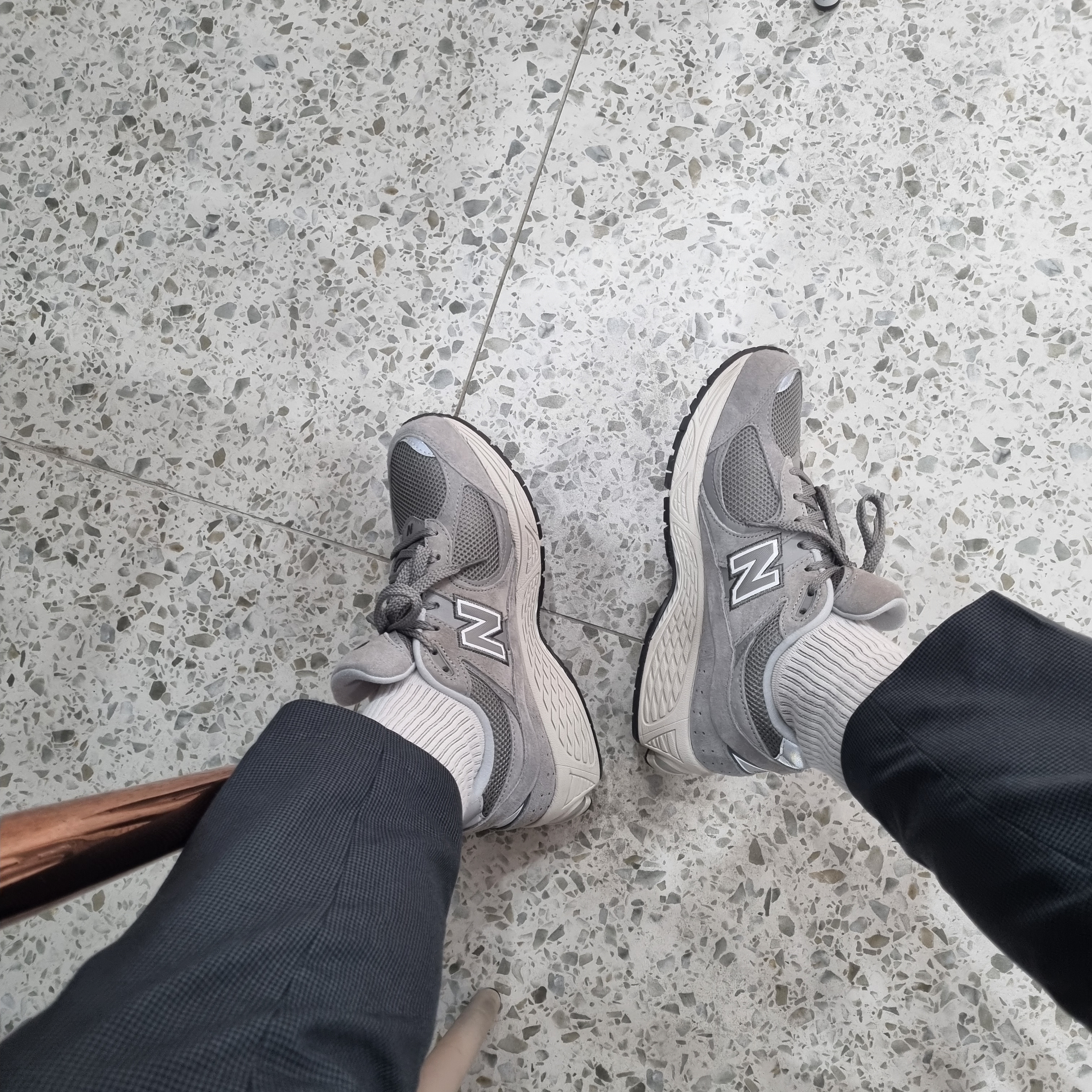New Balance 2002R Grey 착용 스타일 - 2
